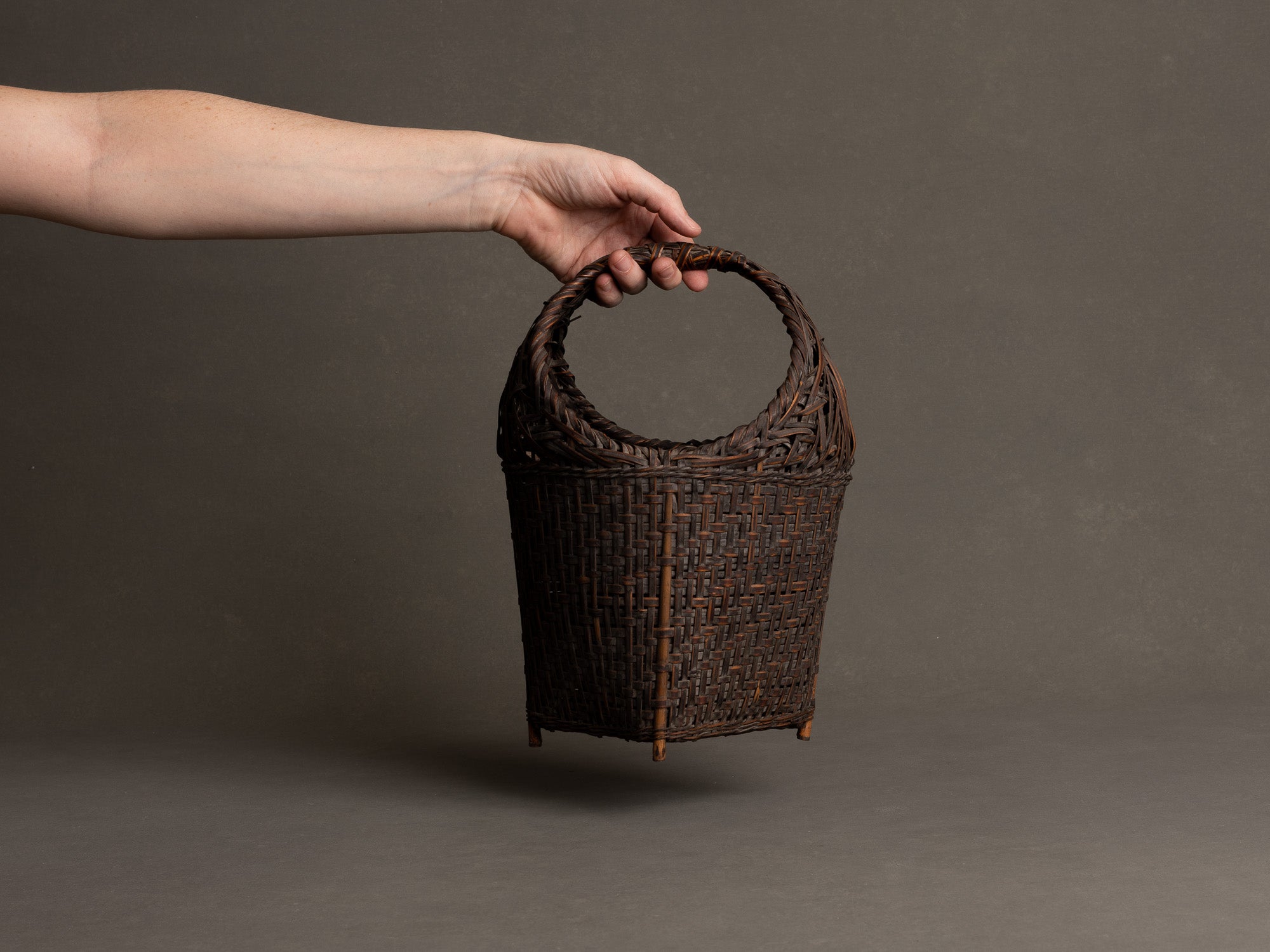 Hanakago, panier à anse sur pied pour l'ikebana en bambou madake bicolore, Japon (fin de l’ère Meiji / ère Taishō)..Hanakago, feeted and handled basket for ikebana in two-tone madake bamboo, Japan (end of Meiji era / Taishō era)