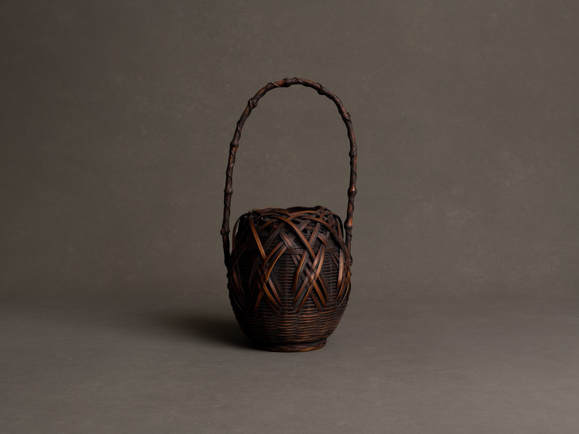 Hanakago, Panier en bambou pour l'ikebana, Japon (Ère Taishō / début ère Shōwa)..Huge Hanakago Ikebana bamboo basket, Japan (Taishō era / early Shōwa era)