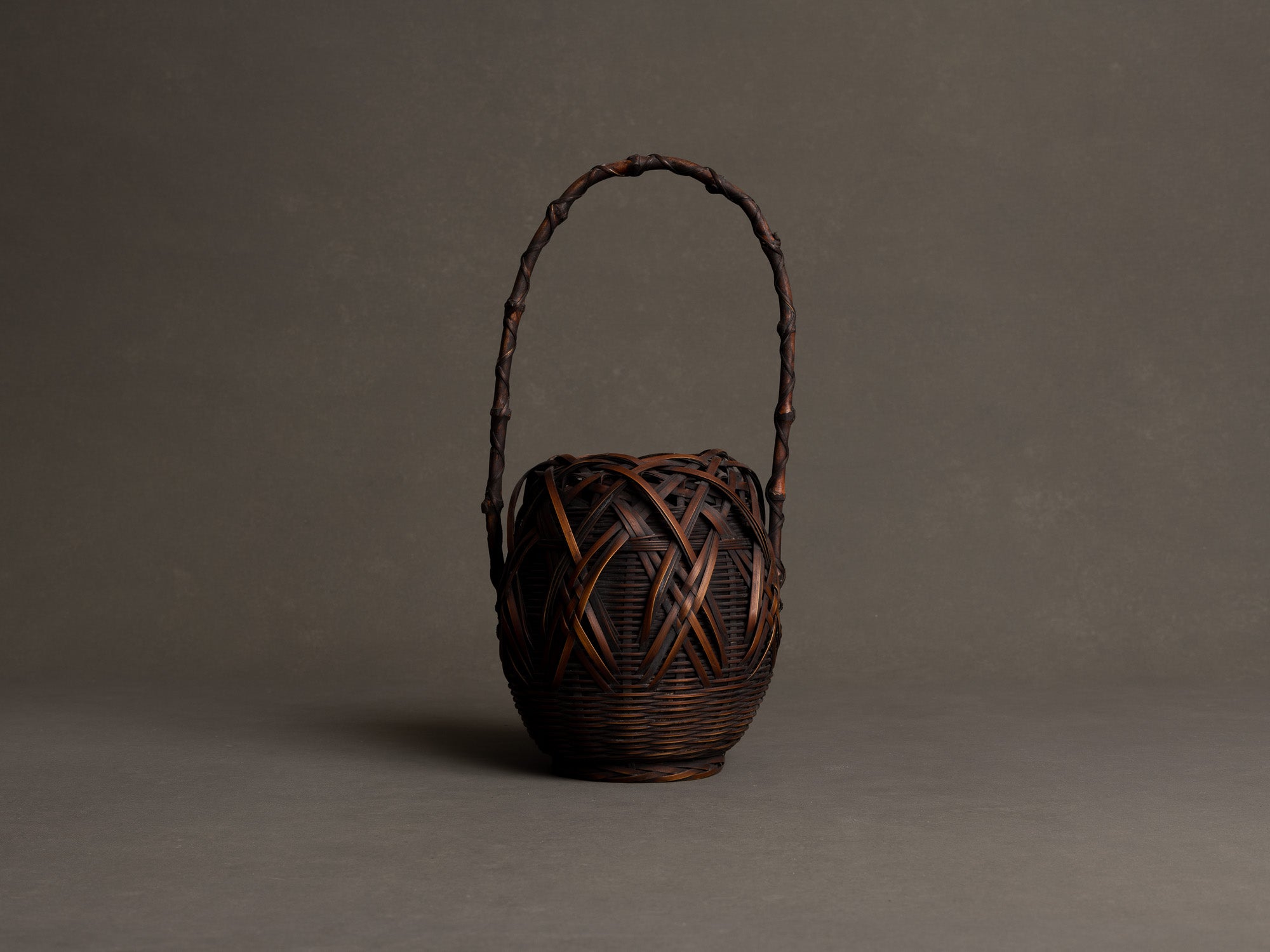 Hanakago, Panier en bambou pour l'ikebana, Japon (Ère Taishō / début ère Shōwa)..Huge Hanakago Ikebana bamboo basket, Japan (Taishō era / early Shōwa era)