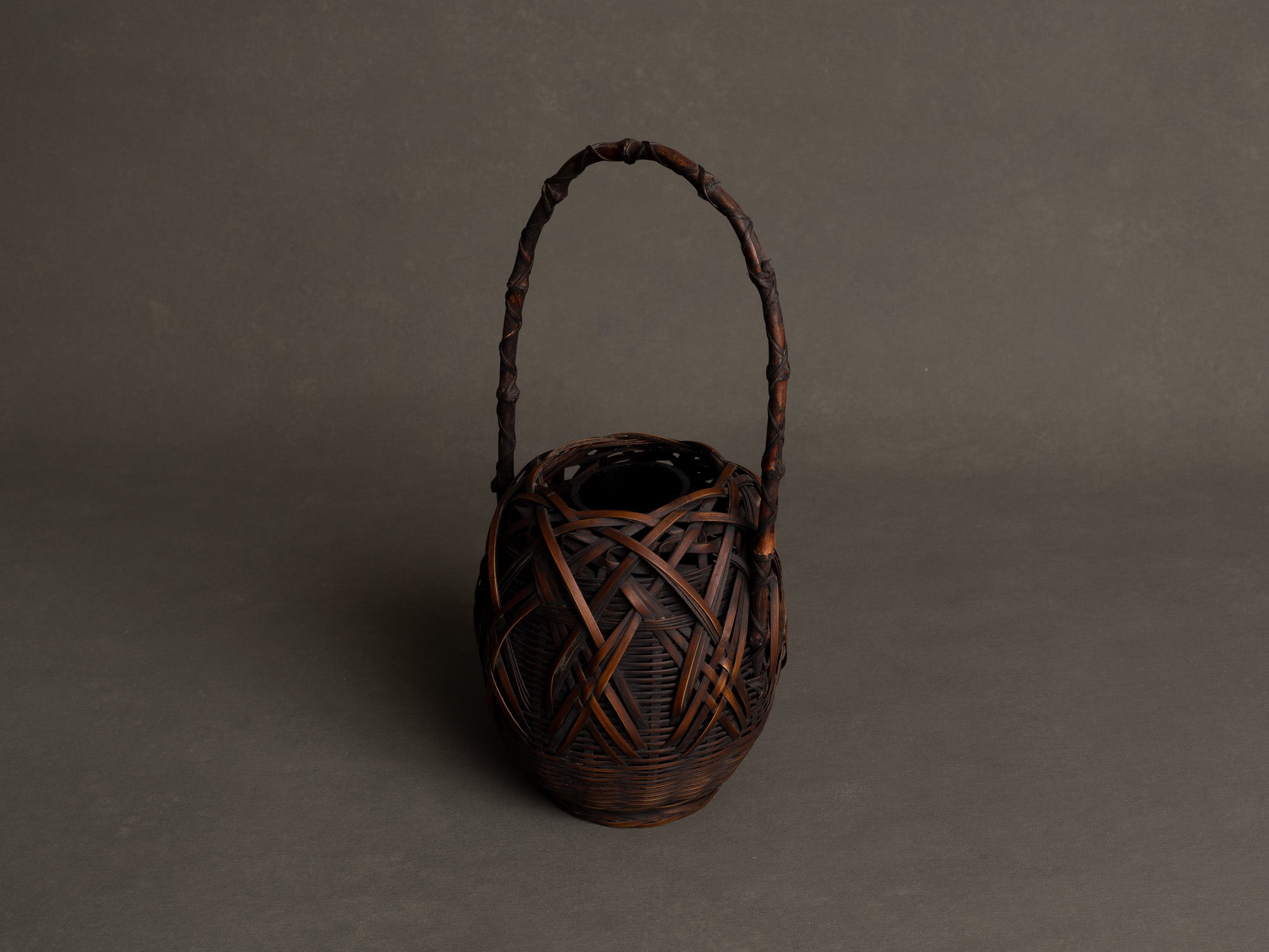 Hanakago, Panier en bambou pour l'ikebana, Japon (Ère Taishō / début ère Shōwa)..Huge Hanakago Ikebana bamboo basket, Japan (Taishō era / early Shōwa era)