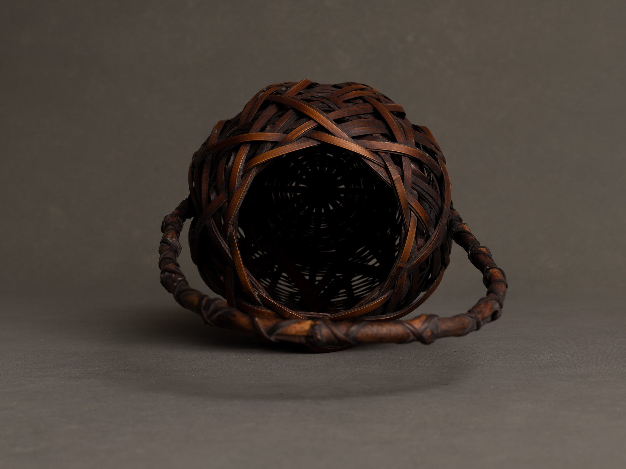 Hanakago, Panier en bambou pour l'ikebana, Japon (Ère Taishō / début ère Shōwa)..Huge Hanakago Ikebana bamboo basket, Japan (Taishō era / early Shōwa era)