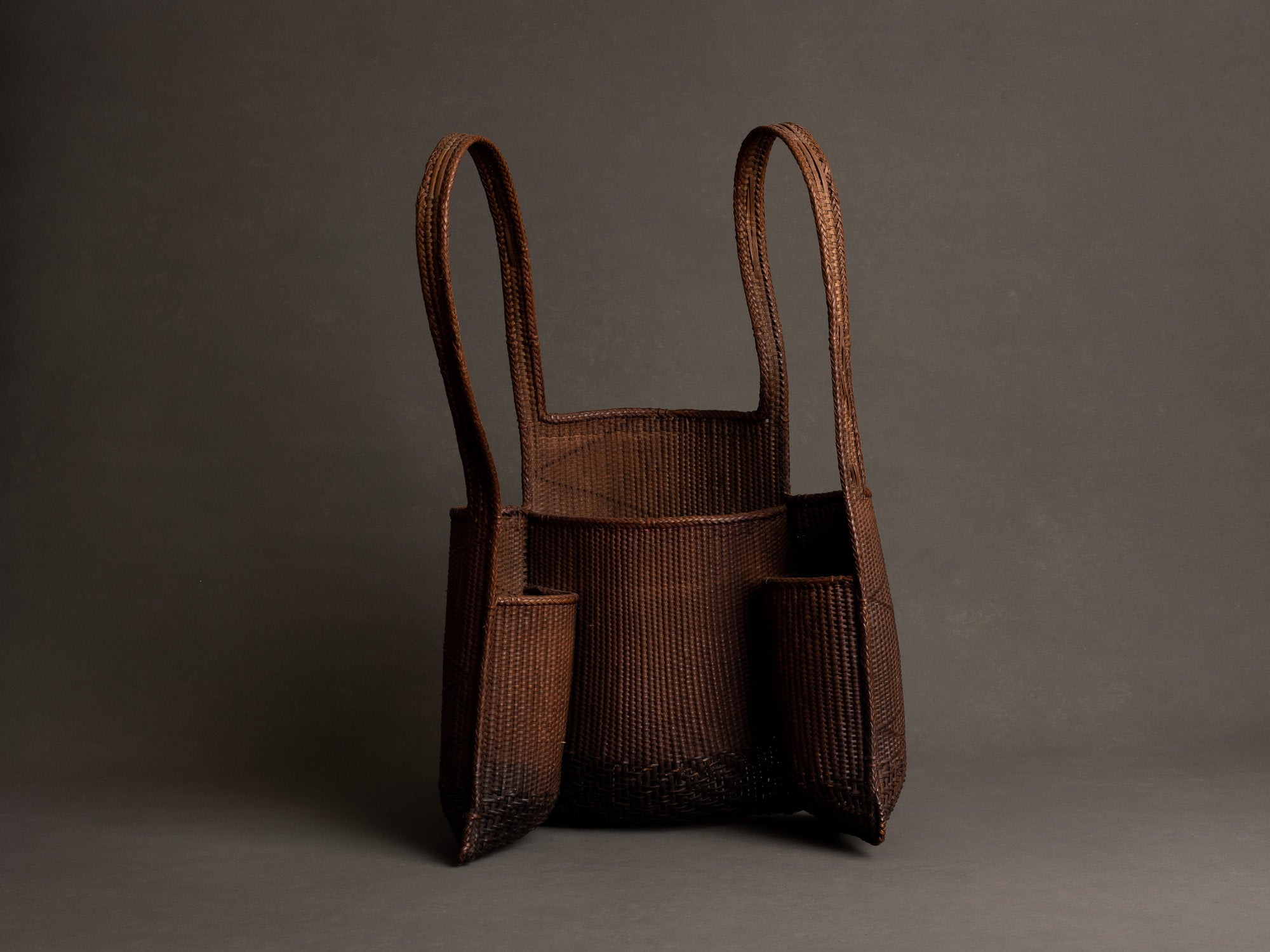 Panier hotte à tabac en bambou, Vietnam (milieu du XXe siècle)..Bamboo tobacco basket, Vietnam (mid-20th century)