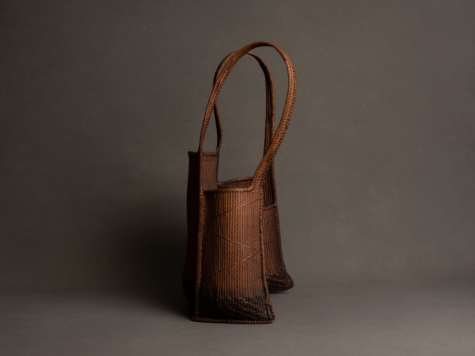 Panier hotte à tabac en bambou, Vietnam (milieu du XXe siècle)..Bamboo tobacco basket, Vietnam (mid-20th century)