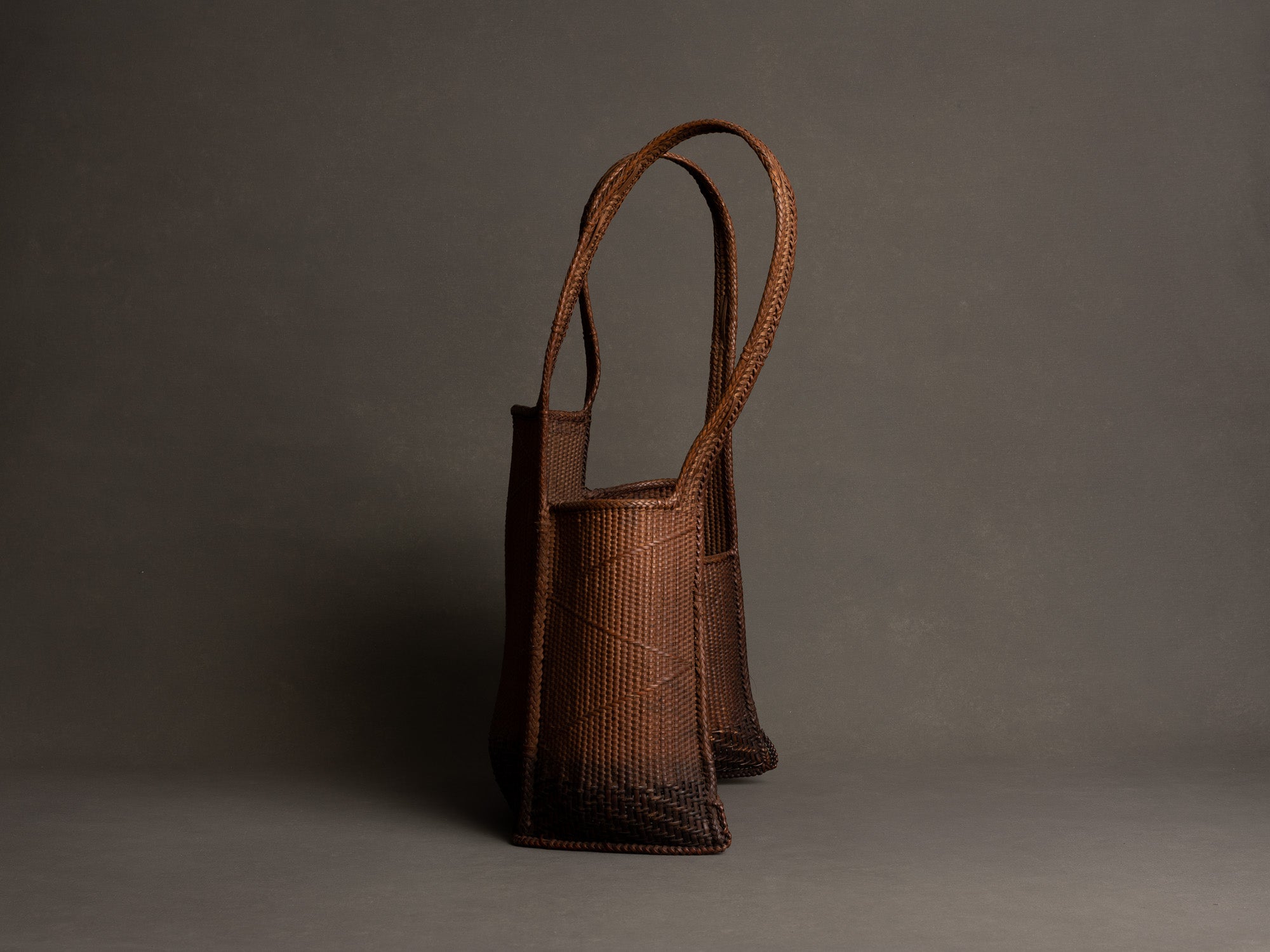 Panier hotte à tabac en bambou, Vietnam (milieu du XXe siècle)..Bamboo tobacco basket, Vietnam (mid-20th century)