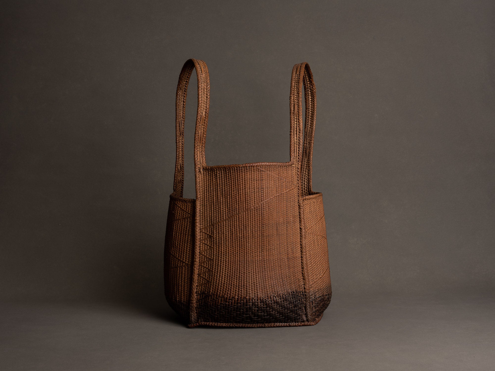 Panier hotte à tabac en bambou, Vietnam (milieu du XXe siècle)..Bamboo tobacco basket, Vietnam (mid-20th century)