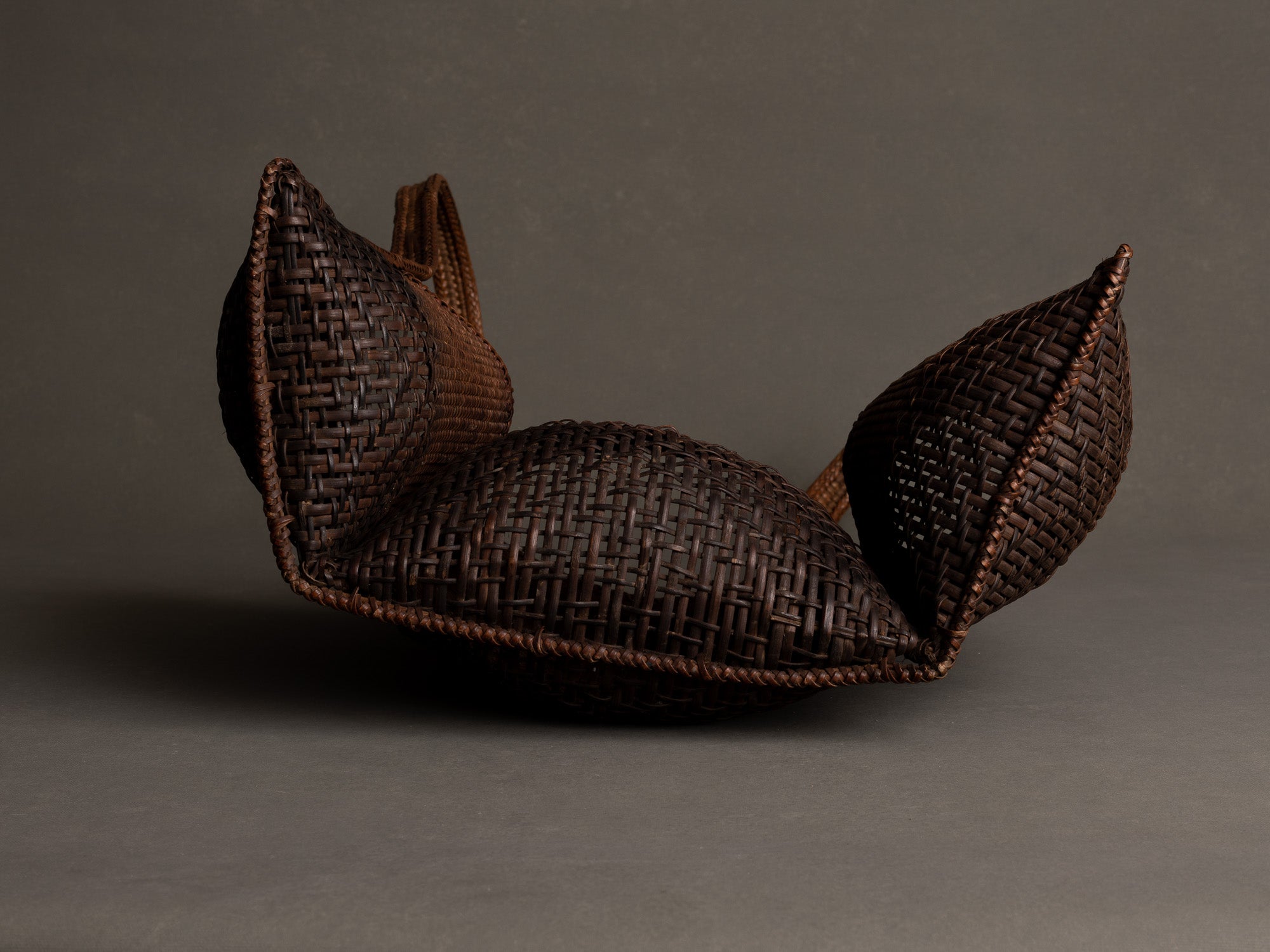 Panier hotte à tabac en bambou, Vietnam (milieu du XXe siècle)..Bamboo tobacco basket, Vietnam (mid-20th century)