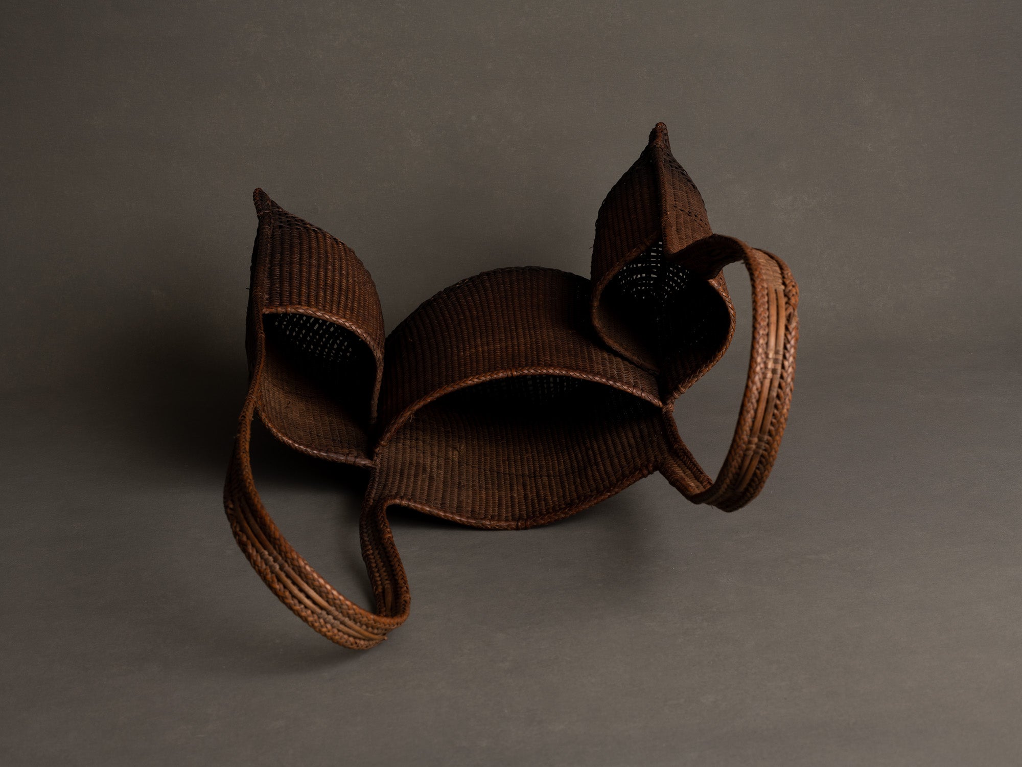 Panier hotte à tabac en bambou, Vietnam (milieu du XXe siècle)..Bamboo tobacco basket, Vietnam (mid-20th century)