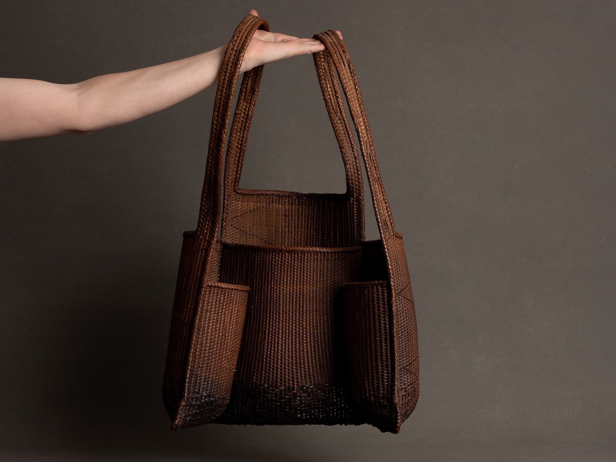 Panier hotte à tabac en bambou, Vietnam (milieu du XXe siècle)..Bamboo tobacco basket, Vietnam (mid-20th century)