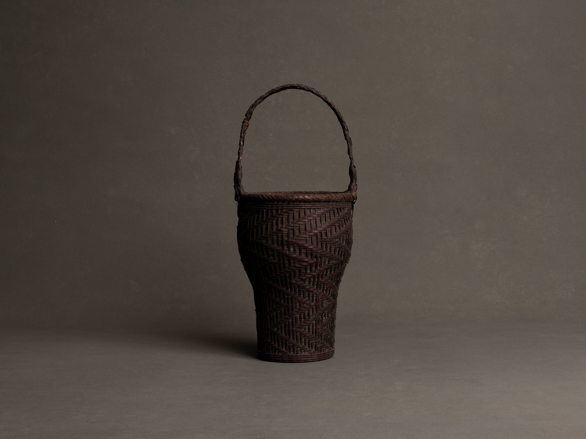Hanakago, panier à anse pour l'ikebana en bambou nemagaridake, Japon (fin de l’ère Meiji / ère Taishō)..Hanakago Ikebana nemagaridake bamboo basket with handle, Japan (Late Meiji era / Taishō era)