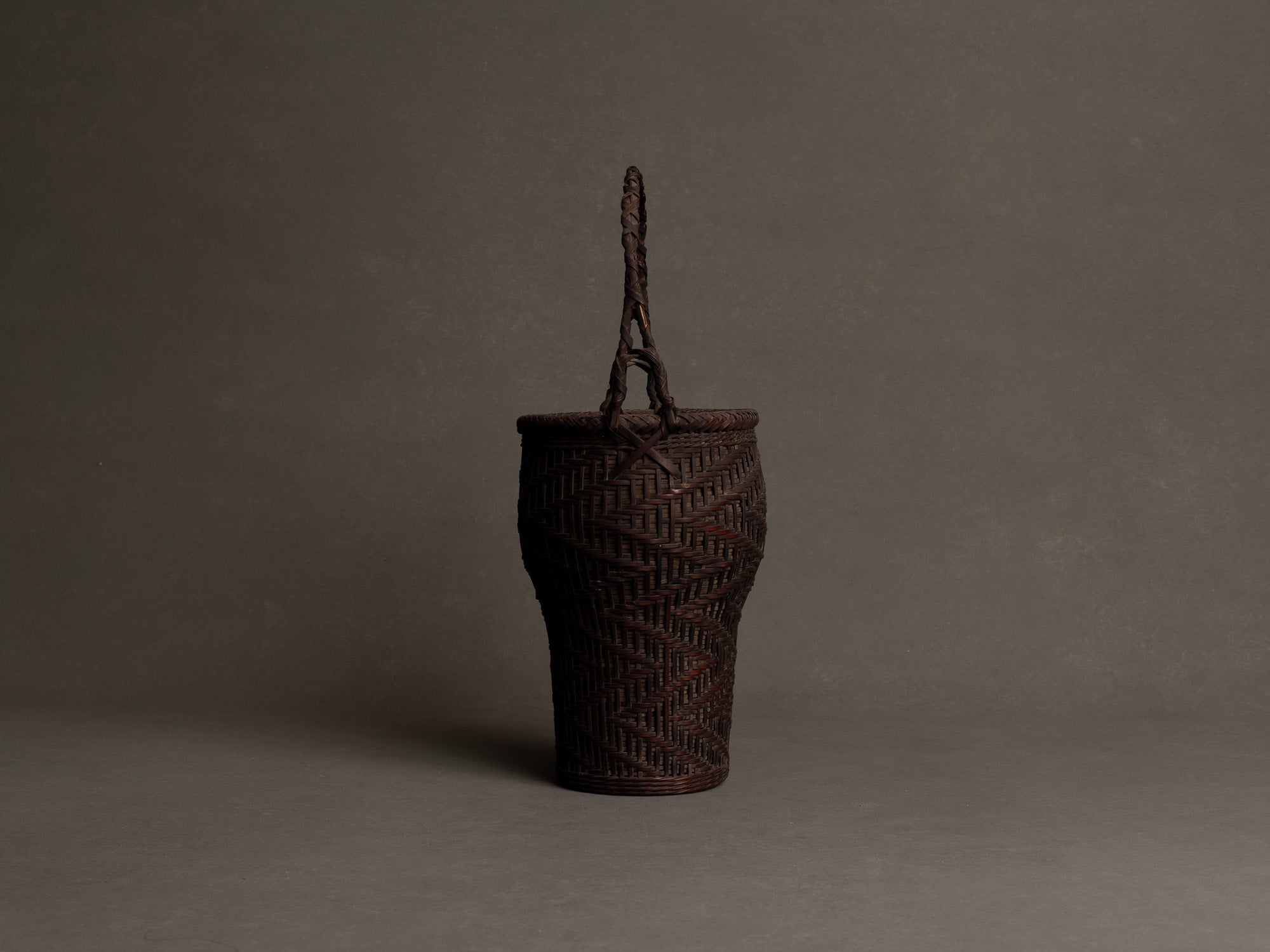 Hanakago, panier à anse pour l'ikebana en bambou nemagaridake, Japon (fin de l’ère Meiji / ère Taishō)..Hanakago Ikebana nemagaridake bamboo basket with handle, Japan (Late Meiji era / Taishō era)