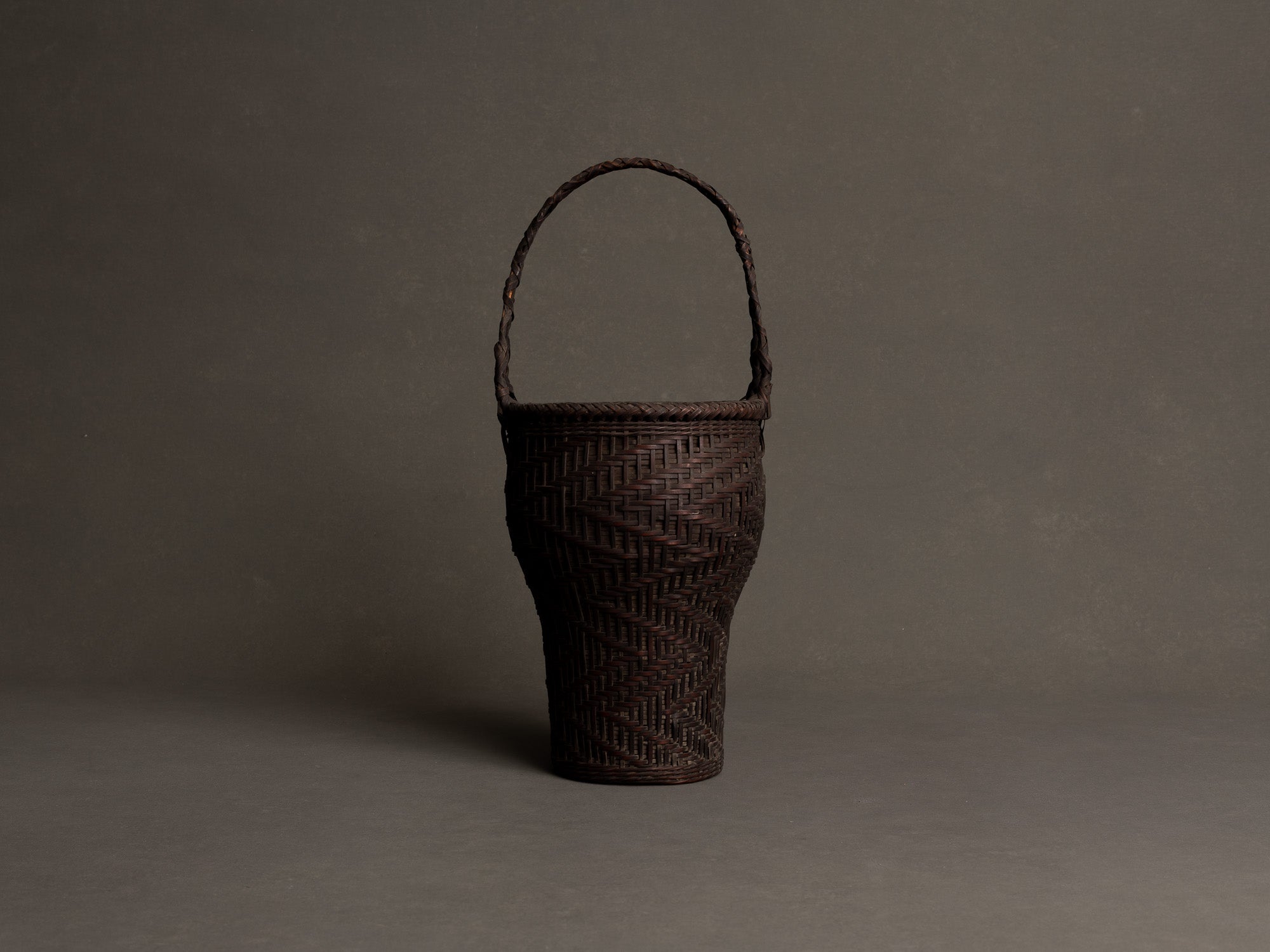 Hanakago, panier à anse pour l'ikebana en bambou nemagaridake, Japon (fin de l’ère Meiji / ère Taishō)..Hanakago Ikebana nemagaridake bamboo basket with handle, Japan (Late Meiji era / Taishō era)