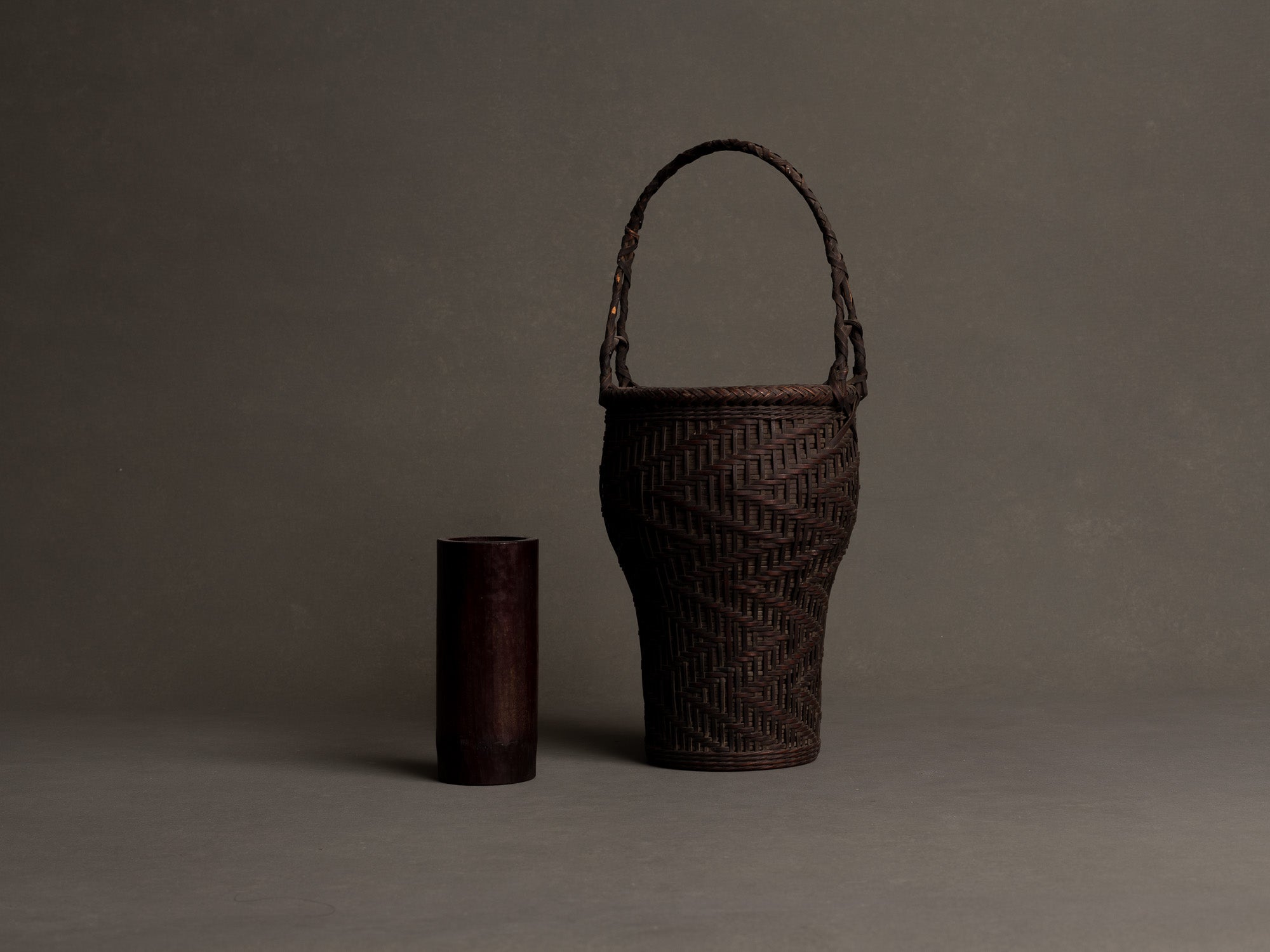Hanakago, panier à anse pour l'ikebana en bambou nemagaridake, Japon (fin de l’ère Meiji / ère Taishō)..Hanakago Ikebana nemagaridake bamboo basket with handle, Japan (Late Meiji era / Taishō era)