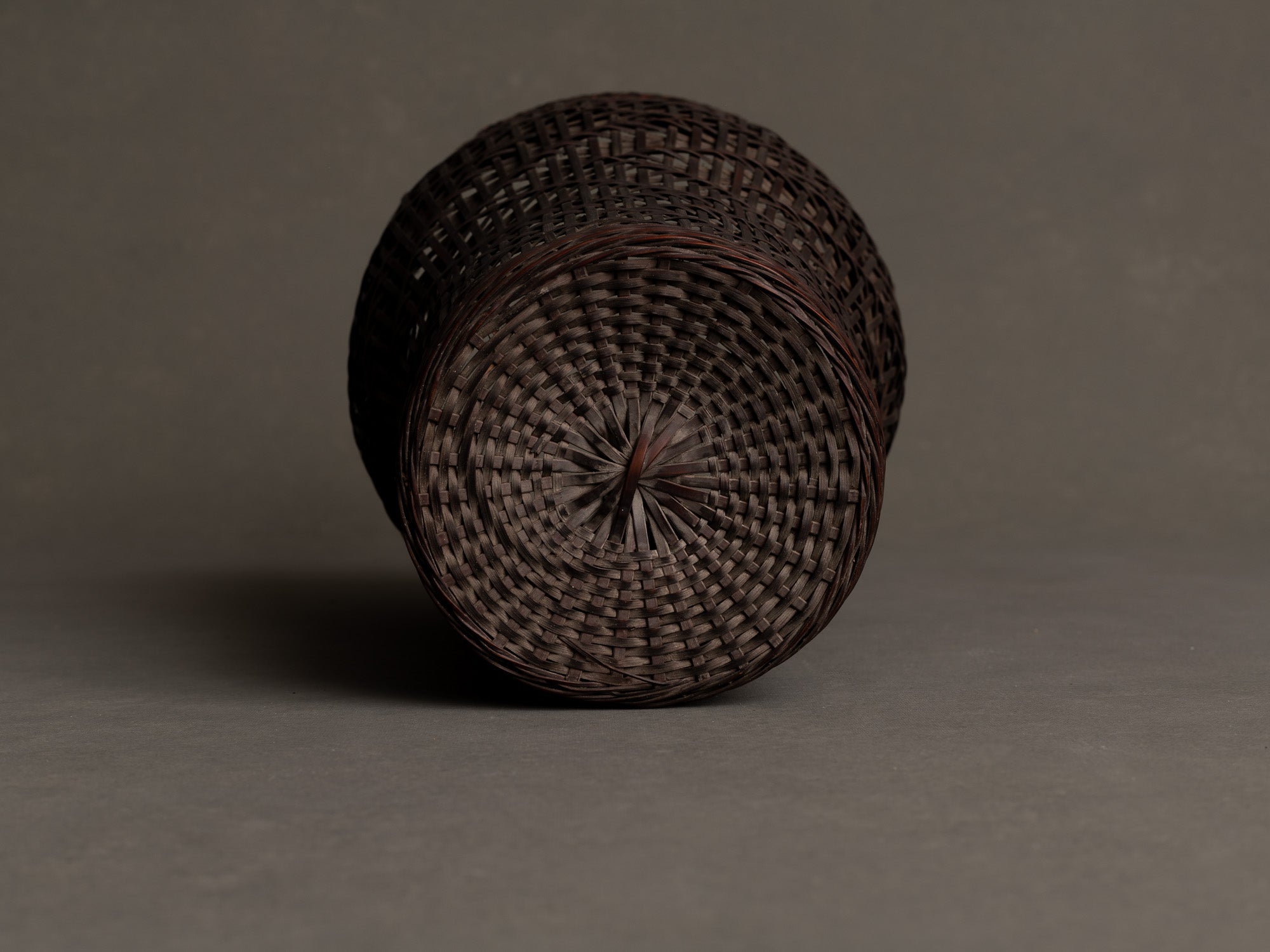 Hanakago, panier à anse pour l'ikebana en bambou nemagaridake, Japon (fin de l’ère Meiji / ère Taishō)..Hanakago Ikebana nemagaridake bamboo basket with handle, Japan (Late Meiji era / Taishō era)