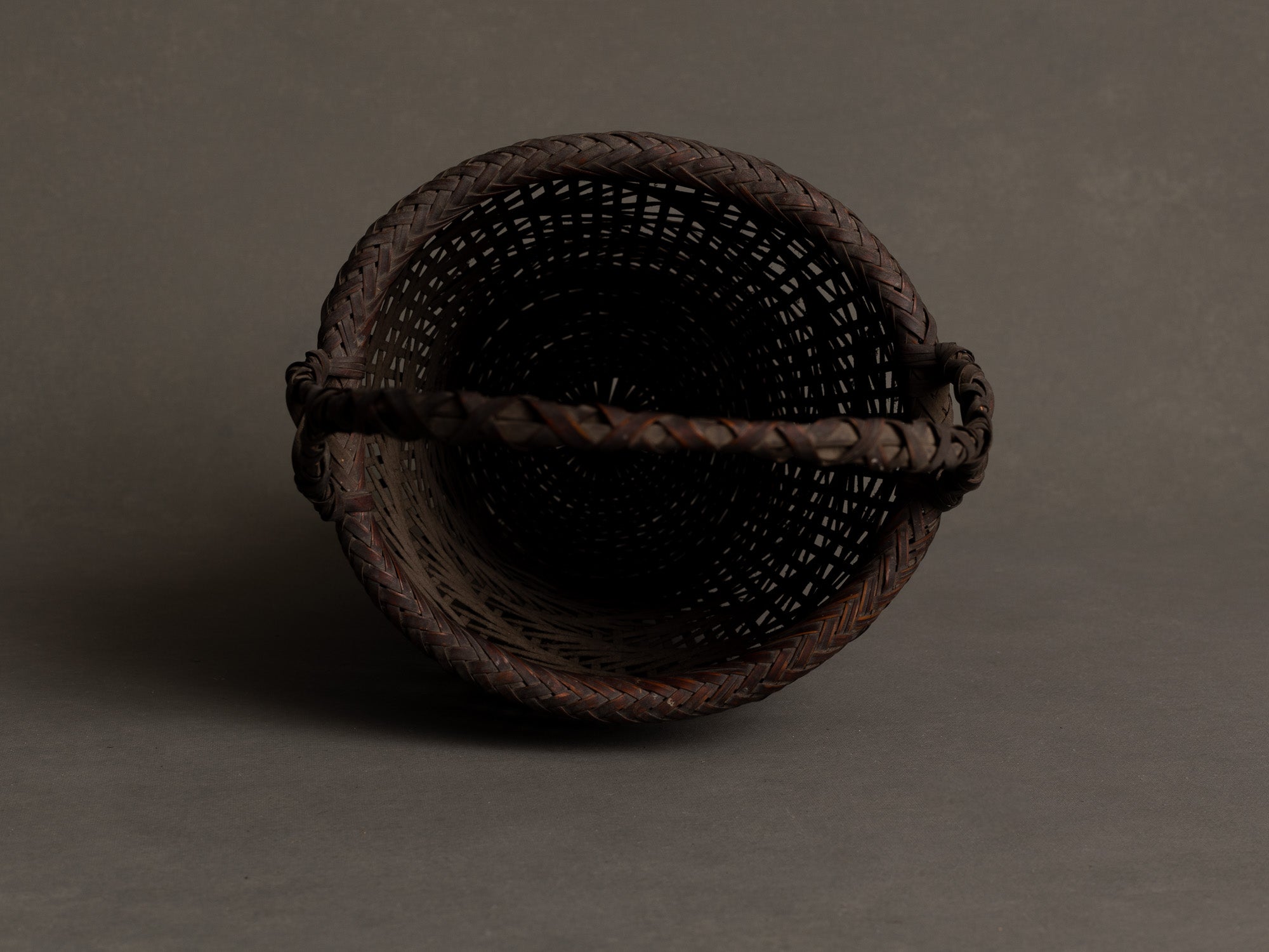 Hanakago, panier à anse pour l'ikebana en bambou nemagaridake, Japon (fin de l’ère Meiji / ère Taishō)..Hanakago Ikebana nemagaridake bamboo basket with handle, Japan (Late Meiji era / Taishō era)