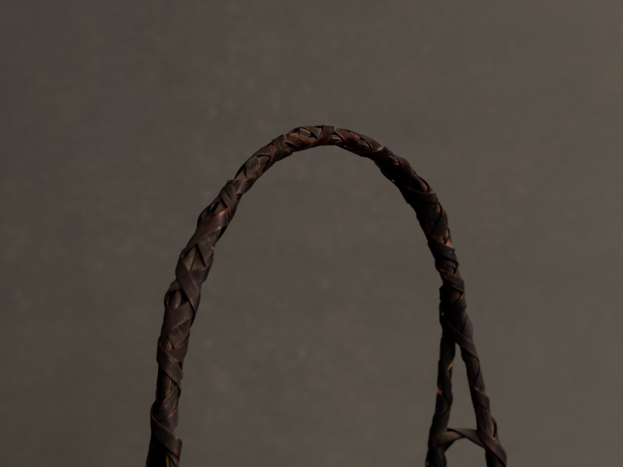 Hanakago, panier à anse pour l'ikebana en bambou nemagaridake, Japon (fin de l’ère Meiji / ère Taishō)..Hanakago Ikebana nemagaridake bamboo basket with handle, Japan (Late Meiji era / Taishō era)