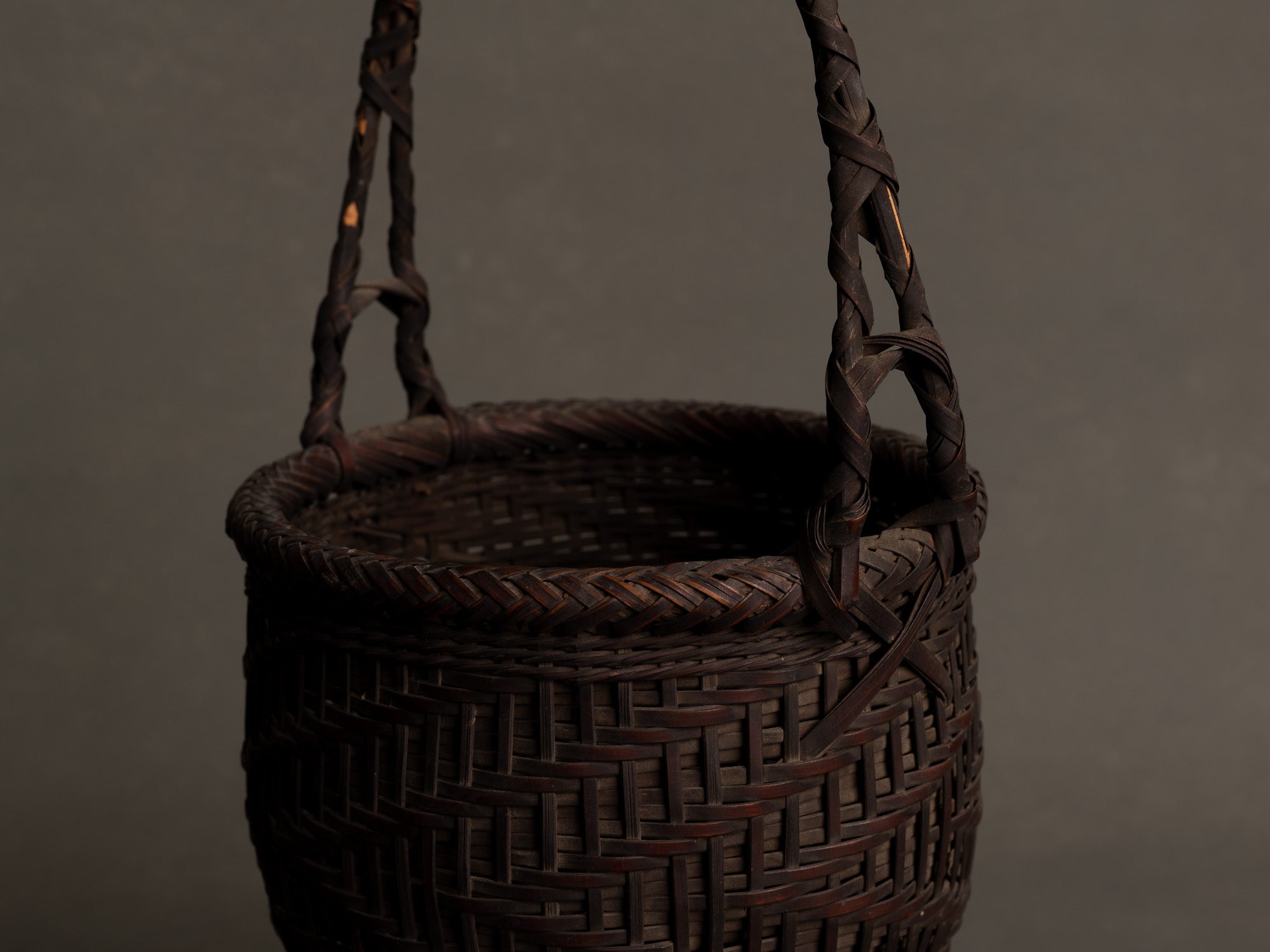 Hanakago, panier à anse pour l'ikebana en bambou nemagaridake, Japon (fin de l’ère Meiji / ère Taishō)..Hanakago Ikebana nemagaridake bamboo basket with handle, Japan (Late Meiji era / Taishō era)