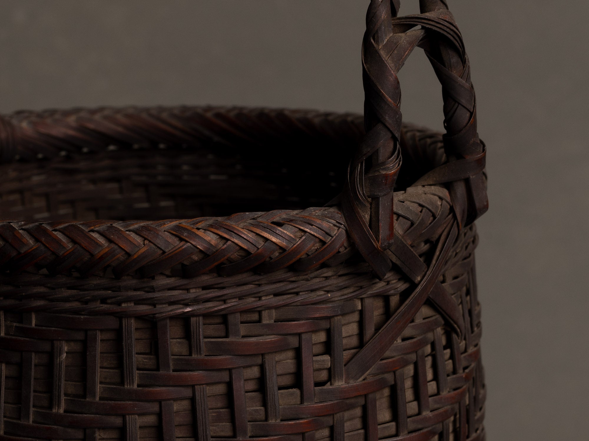 Hanakago, panier à anse pour l'ikebana en bambou nemagaridake, Japon (fin de l’ère Meiji / ère Taishō)..Hanakago Ikebana nemagaridake bamboo basket with handle, Japan (Late Meiji era / Taishō era)