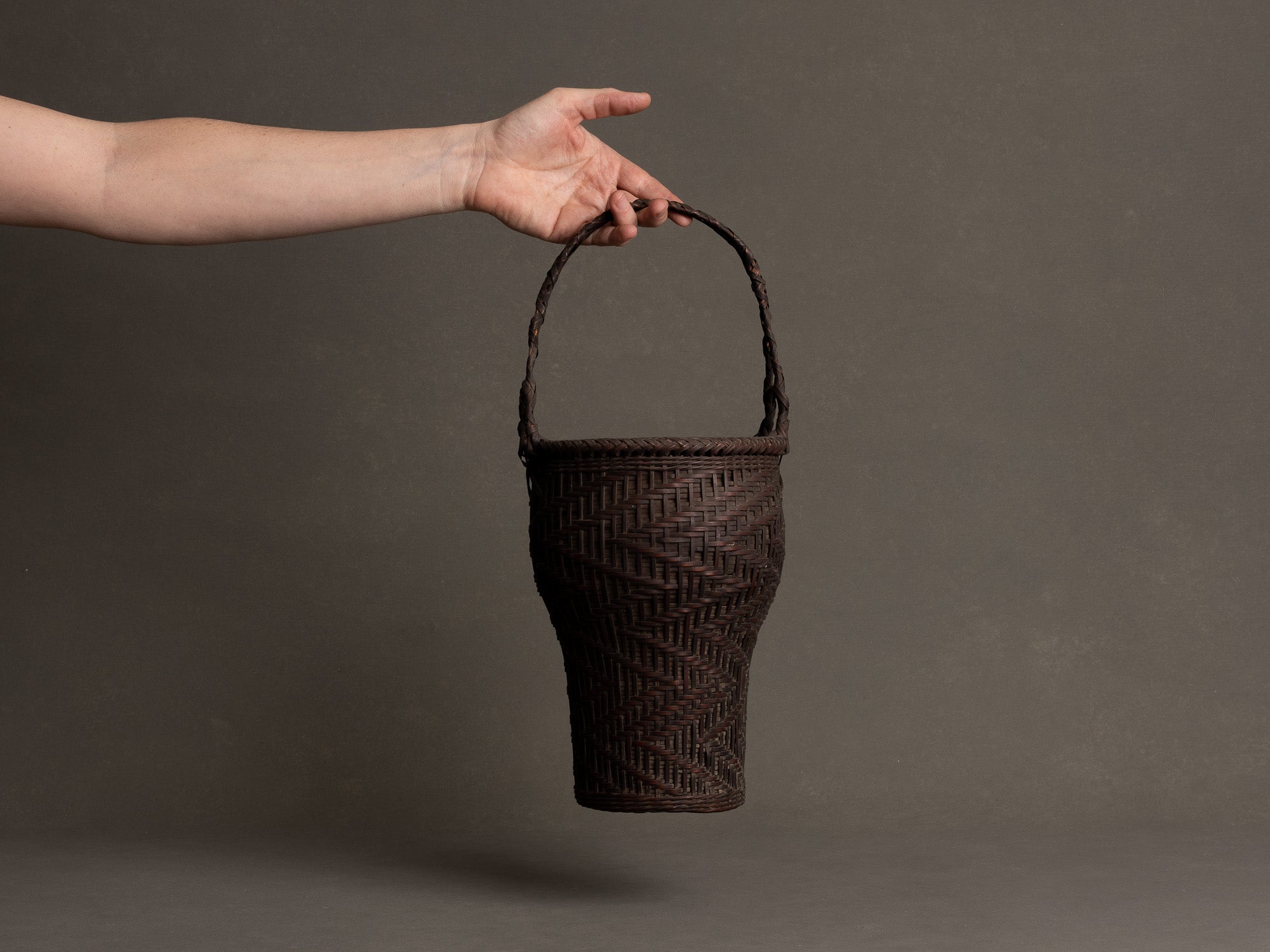 Hanakago, panier à anse pour l'ikebana en bambou nemagaridake, Japon (fin de l’ère Meiji / ère Taishō)..Hanakago Ikebana nemagaridake bamboo basket with handle, Japan (Late Meiji era / Taishō era)