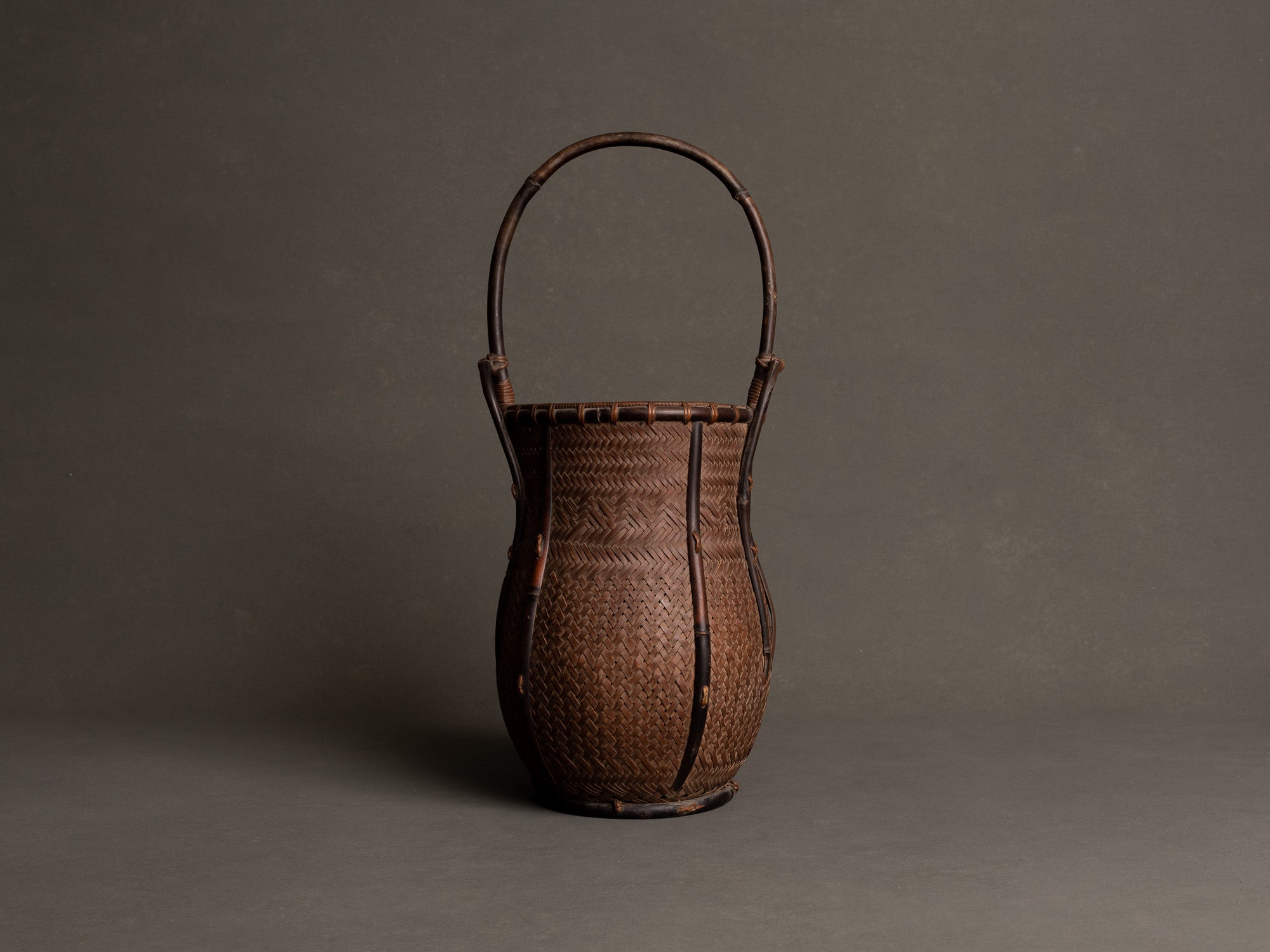 Hanakago, haut panier à anse branchée pour l'ikebana, Japon (Fin ère Meiji / Taishō)..Huge two-tone Hanakago Ikebana bamboo basket with wood handle, Japan (Late Meiji era / Taishō era)
