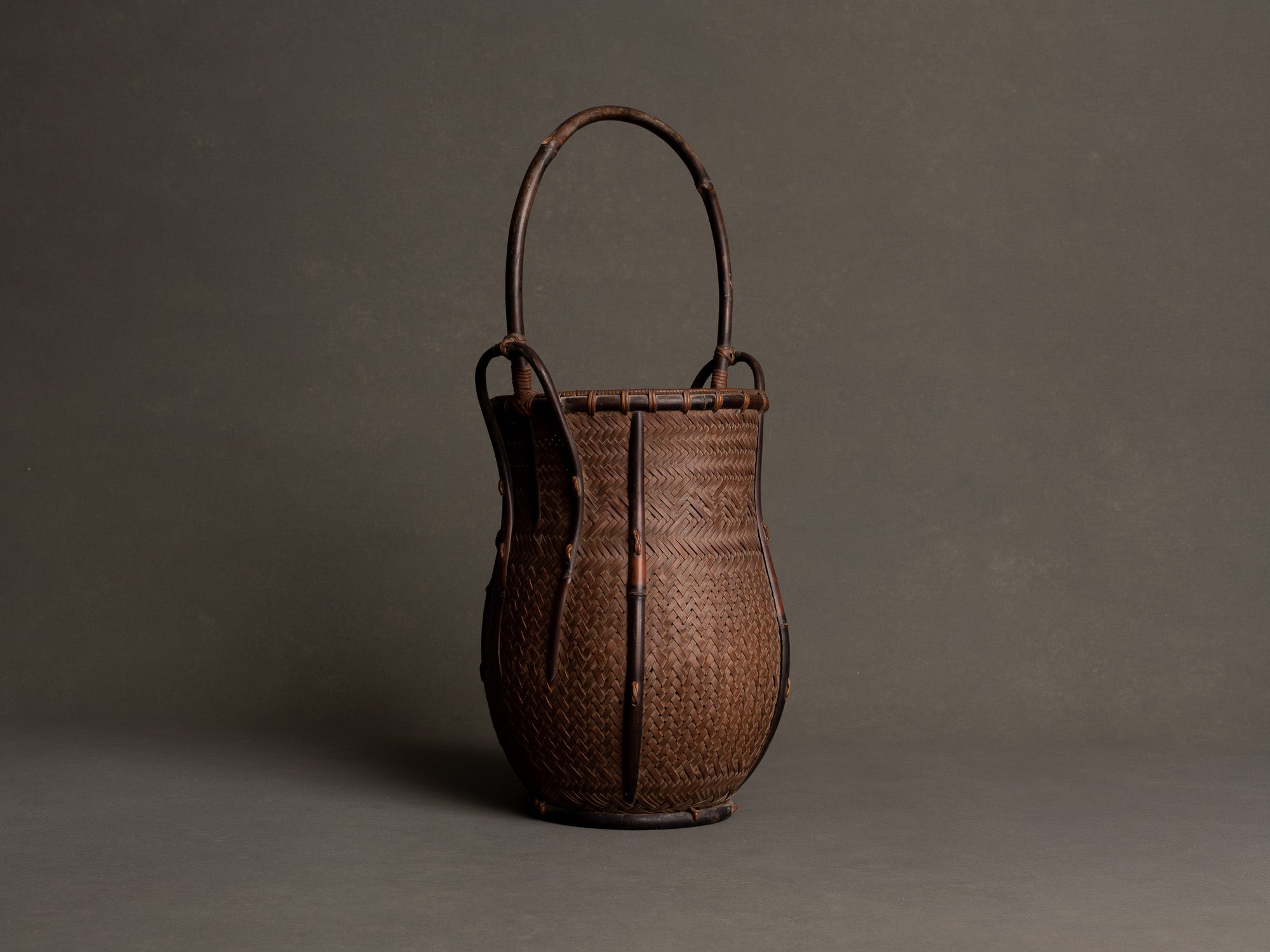 Hanakago, haut panier à anse branchée pour l'ikebana, Japon (Fin ère Meiji / Taishō)..Huge two-tone Hanakago Ikebana bamboo basket with wood handle, Japan (Late Meiji era / Taishō era)