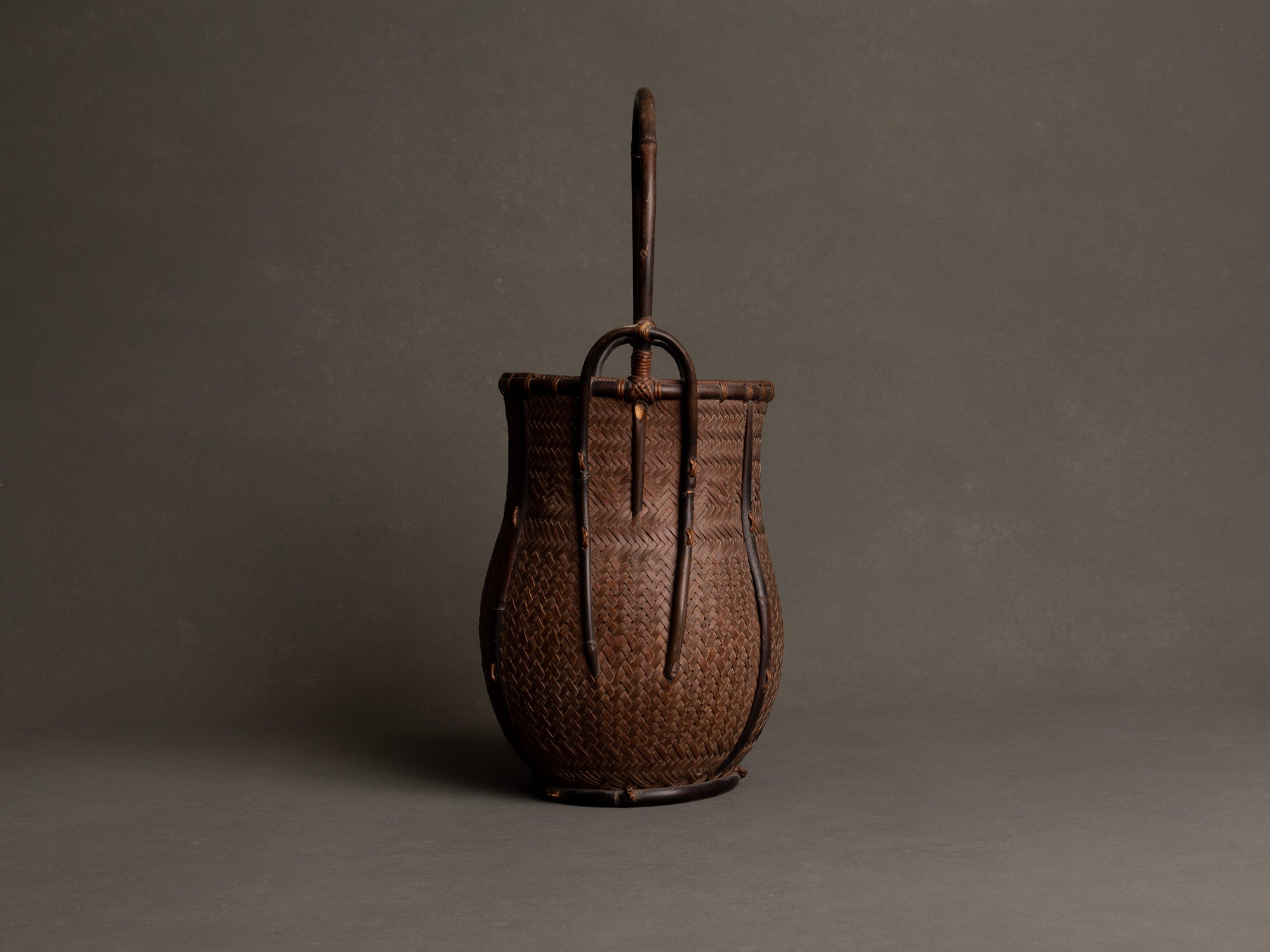 Hanakago, haut panier à anse branchée pour l'ikebana, Japon (Fin ère Meiji / Taishō)..Huge two-tone Hanakago Ikebana bamboo basket with wood handle, Japan (Late Meiji era / Taishō era)