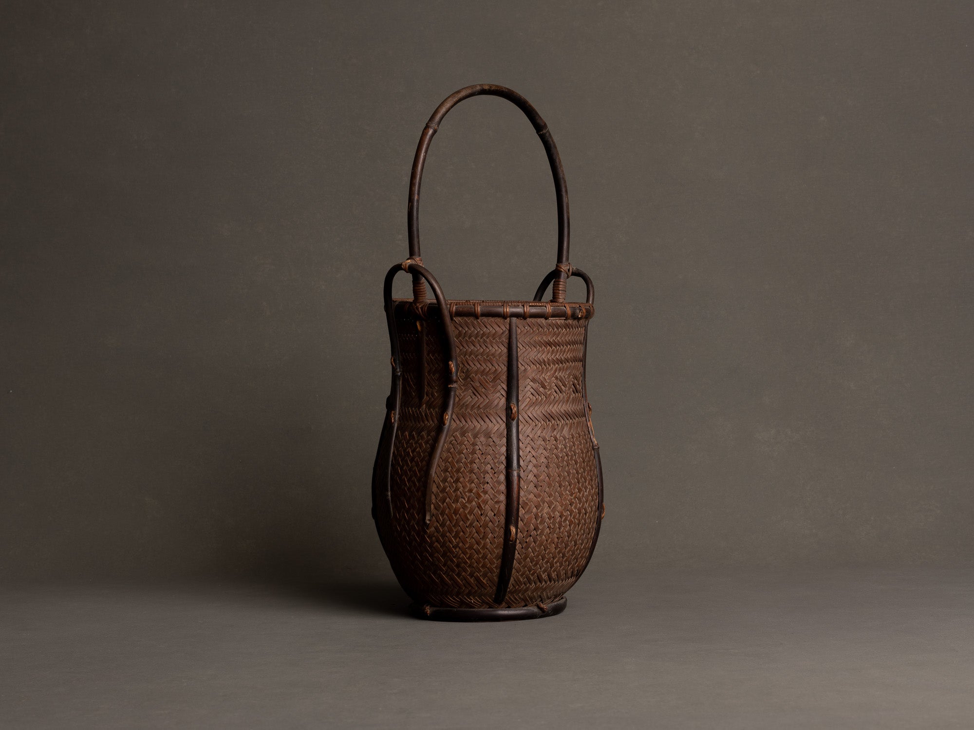 Hanakago, haut panier à anse branchée pour l'ikebana, Japon (Fin ère Meiji / Taishō)..Huge two-tone Hanakago Ikebana bamboo basket with wood handle, Japan (Late Meiji era / Taishō era)