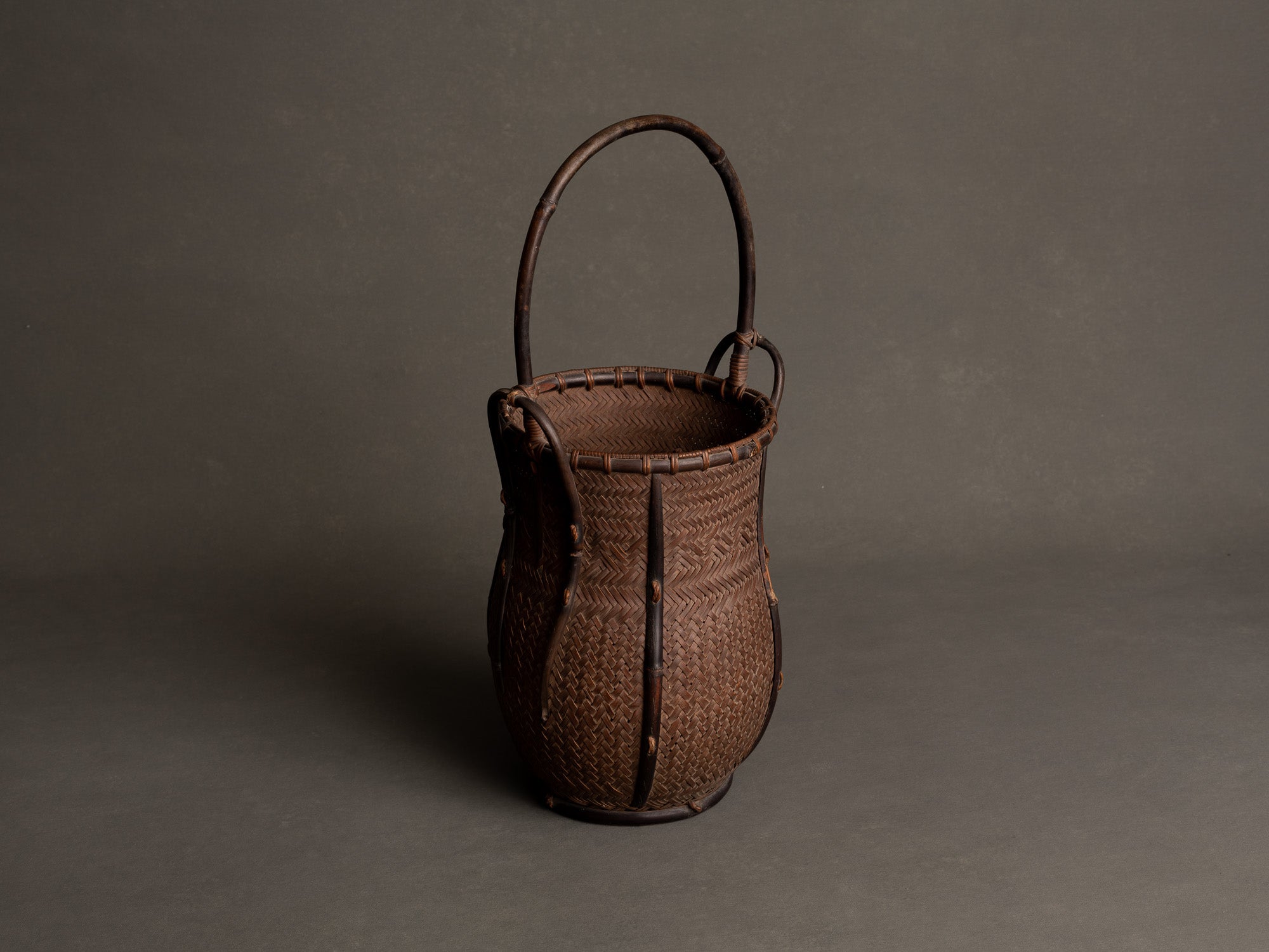 Hanakago, haut panier à anse branchée pour l'ikebana, Japon (Fin ère Meiji / Taishō)..Huge two-tone Hanakago Ikebana bamboo basket with wood handle, Japan (Late Meiji era / Taishō era)