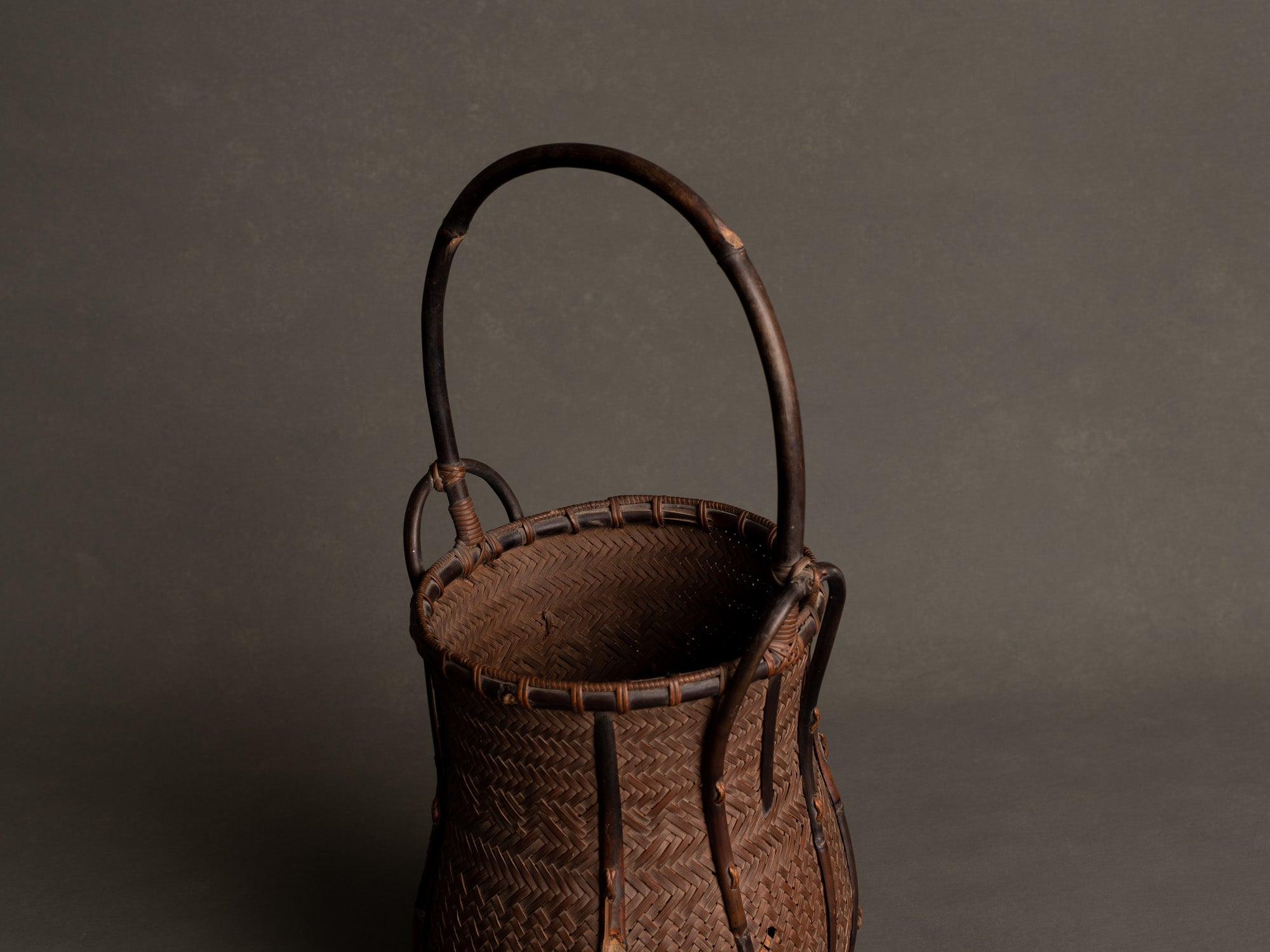 Hanakago, haut panier à anse branchée pour l'ikebana, Japon (Fin ère Meiji / Taishō)..Huge two-tone Hanakago Ikebana bamboo basket with wood handle, Japan (Late Meiji era / Taishō era)