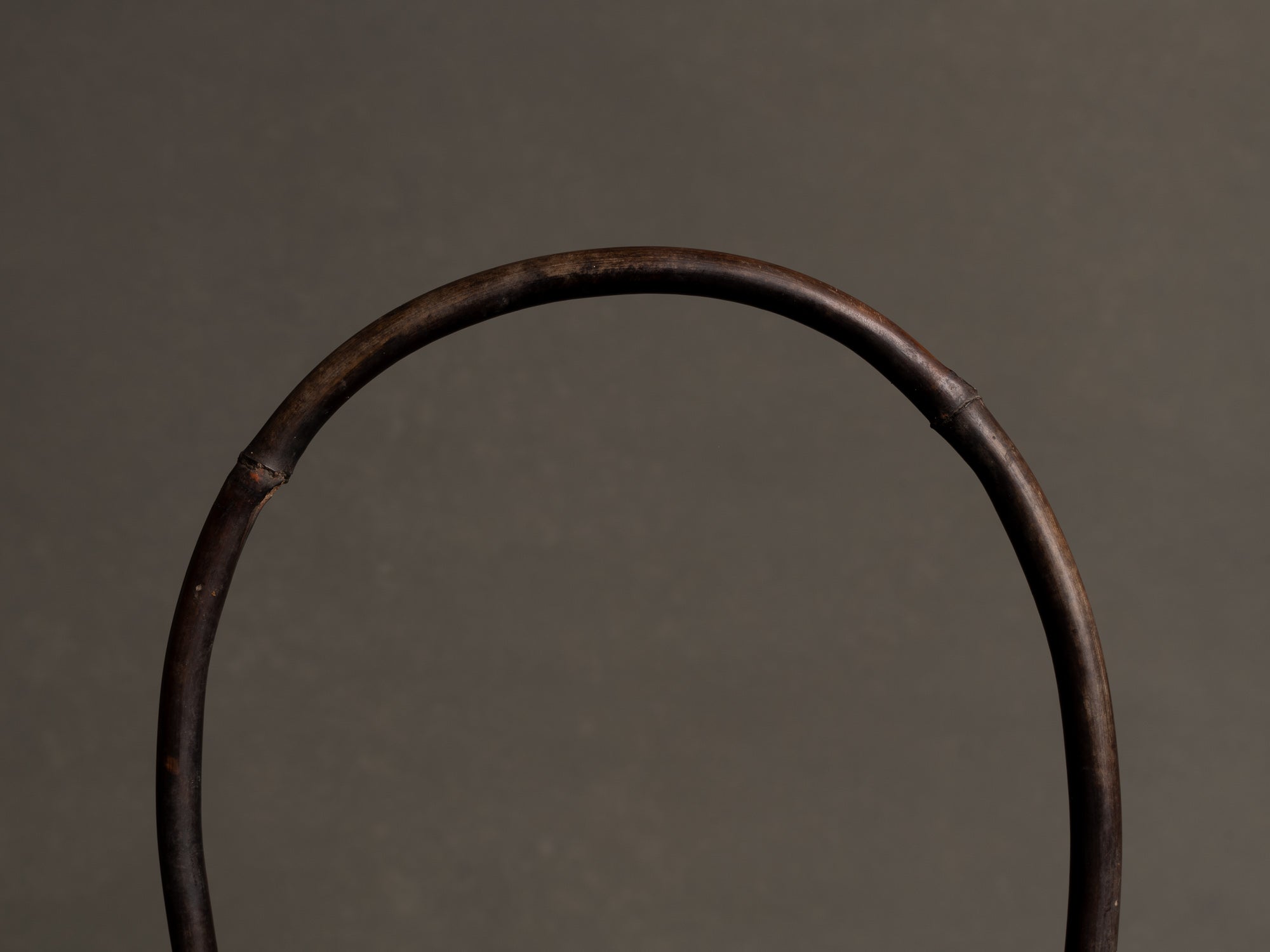 Hanakago, haut panier à anse branchée pour l'ikebana, Japon (Fin ère Meiji / Taishō)..Huge two-tone Hanakago Ikebana bamboo basket with wood handle, Japan (Late Meiji era / Taishō era)