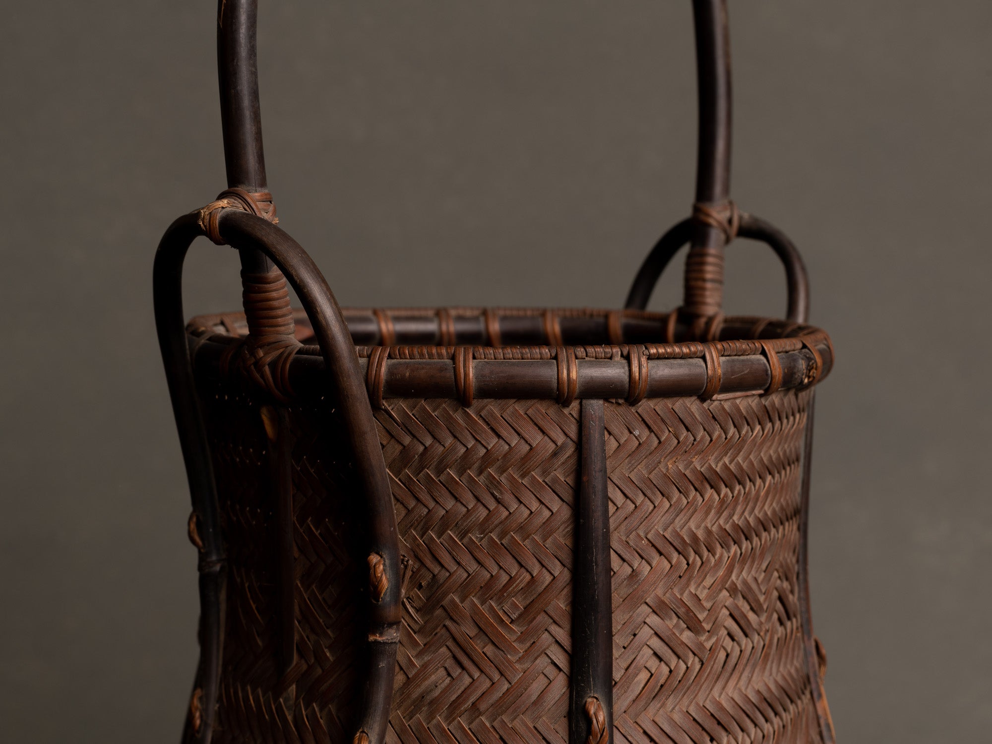 Hanakago, haut panier à anse branchée pour l'ikebana, Japon (Fin ère Meiji / Taishō)..Huge two-tone Hanakago Ikebana bamboo basket with wood handle, Japan (Late Meiji era / Taishō era)