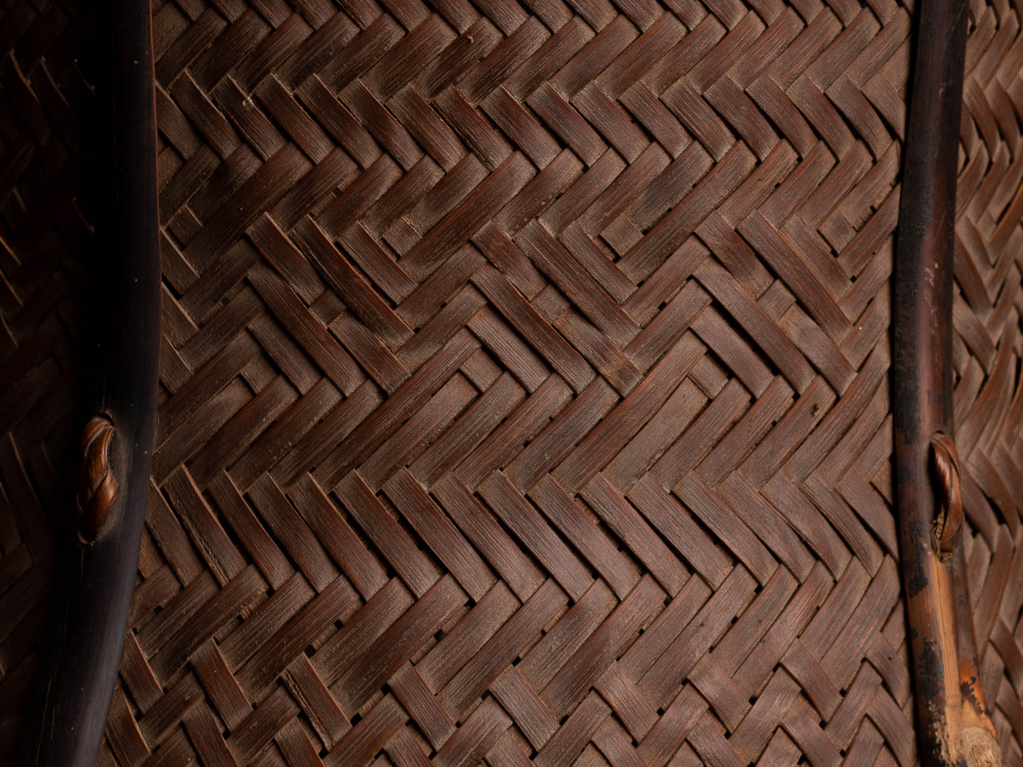 Hanakago, haut panier à anse branchée pour l'ikebana, Japon (Fin ère Meiji / Taishō)..Huge two-tone Hanakago Ikebana bamboo basket with wood handle, Japan (Late Meiji era / Taishō era)