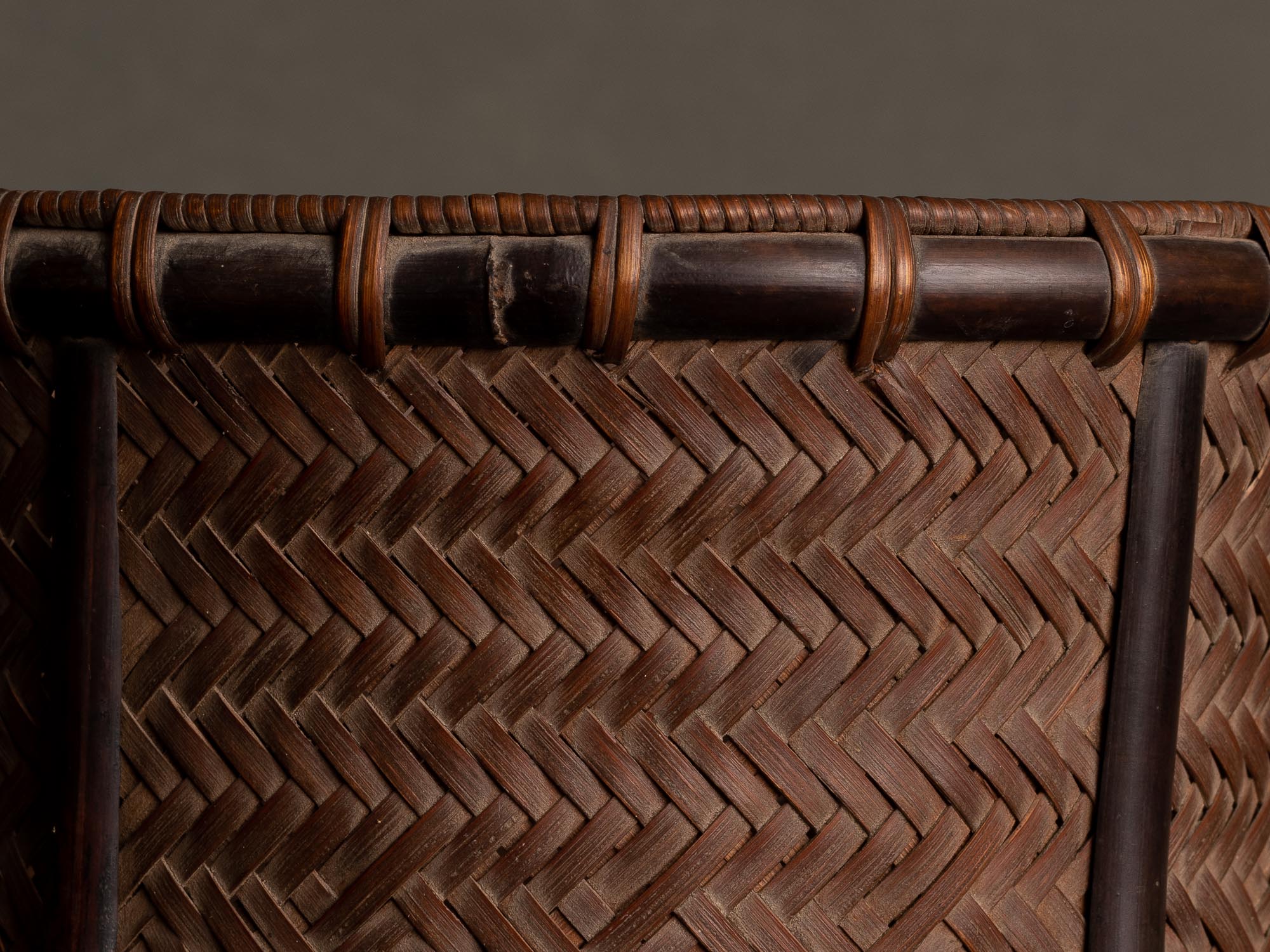 Hanakago, haut panier à anse branchée pour l'ikebana, Japon (Fin ère Meiji / Taishō)..Huge two-tone Hanakago Ikebana bamboo basket with wood handle, Japan (Late Meiji era / Taishō era)
