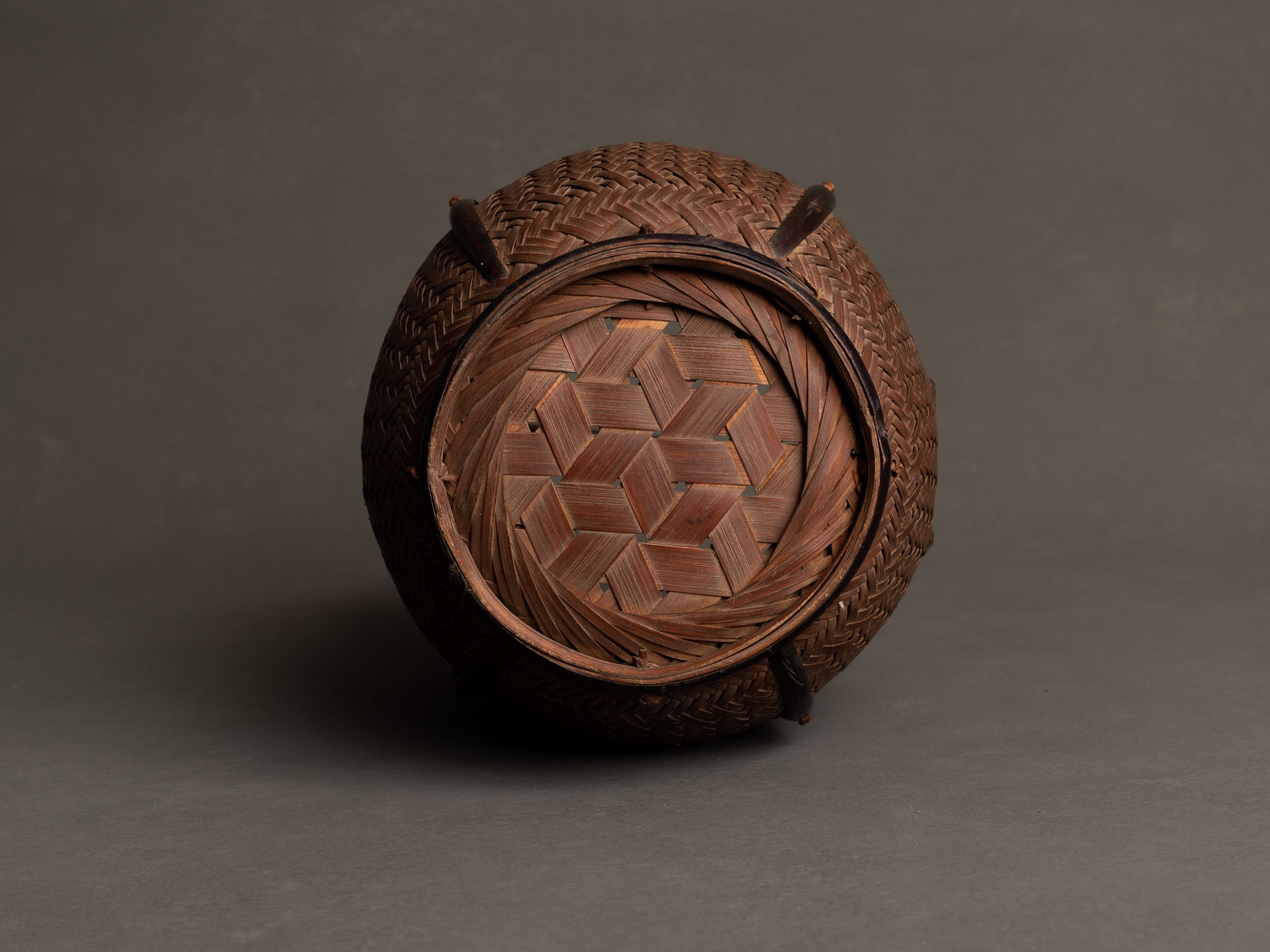 Hanakago, haut panier à anse branchée pour l'ikebana, Japon (Fin ère Meiji / Taishō)..Huge two-tone Hanakago Ikebana bamboo basket with wood handle, Japan (Late Meiji era / Taishō era)