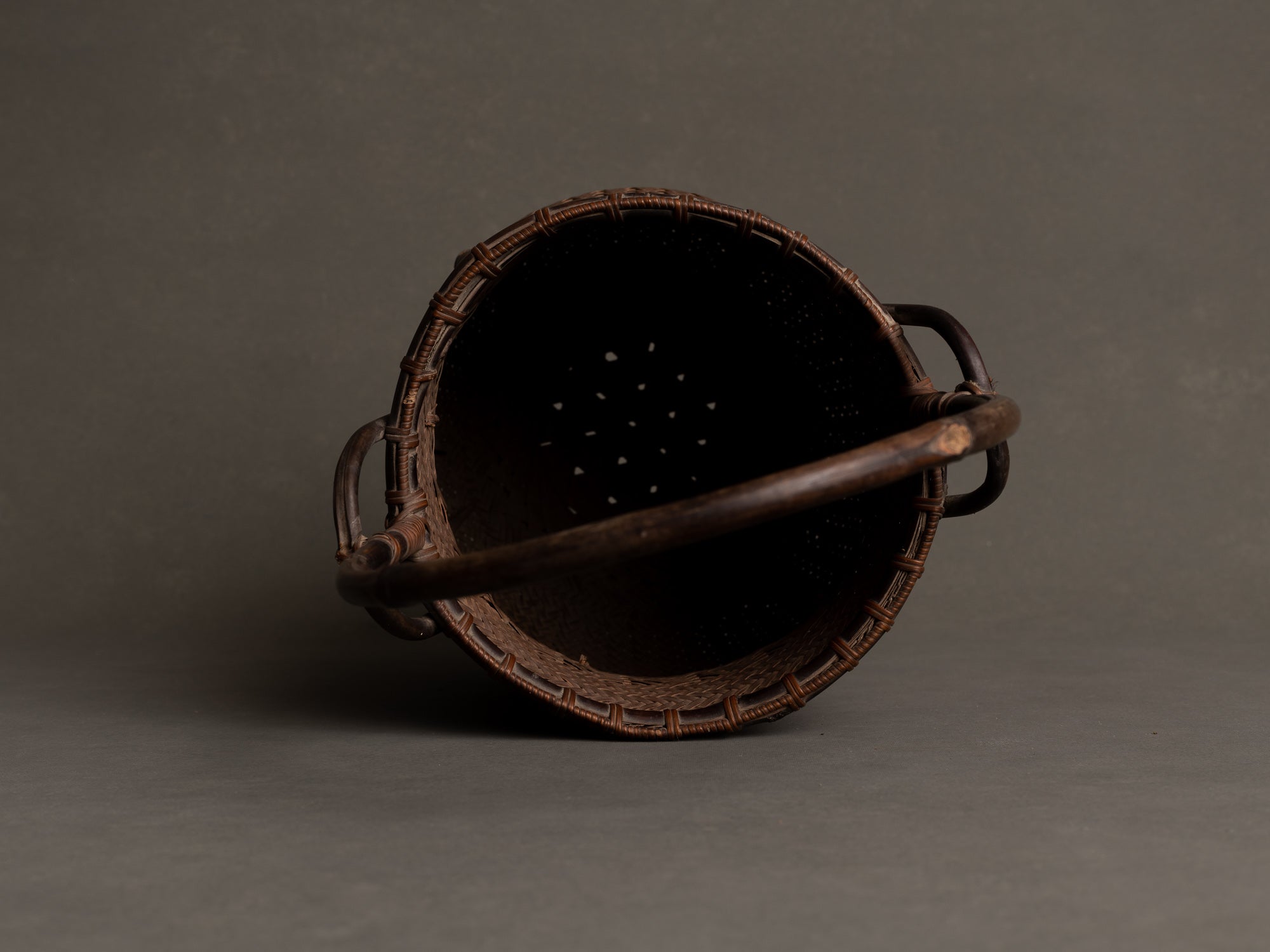 Hanakago, haut panier à anse branchée pour l'ikebana, Japon (Fin ère Meiji / Taishō)..Huge two-tone Hanakago Ikebana bamboo basket with wood handle, Japan (Late Meiji era / Taishō era)