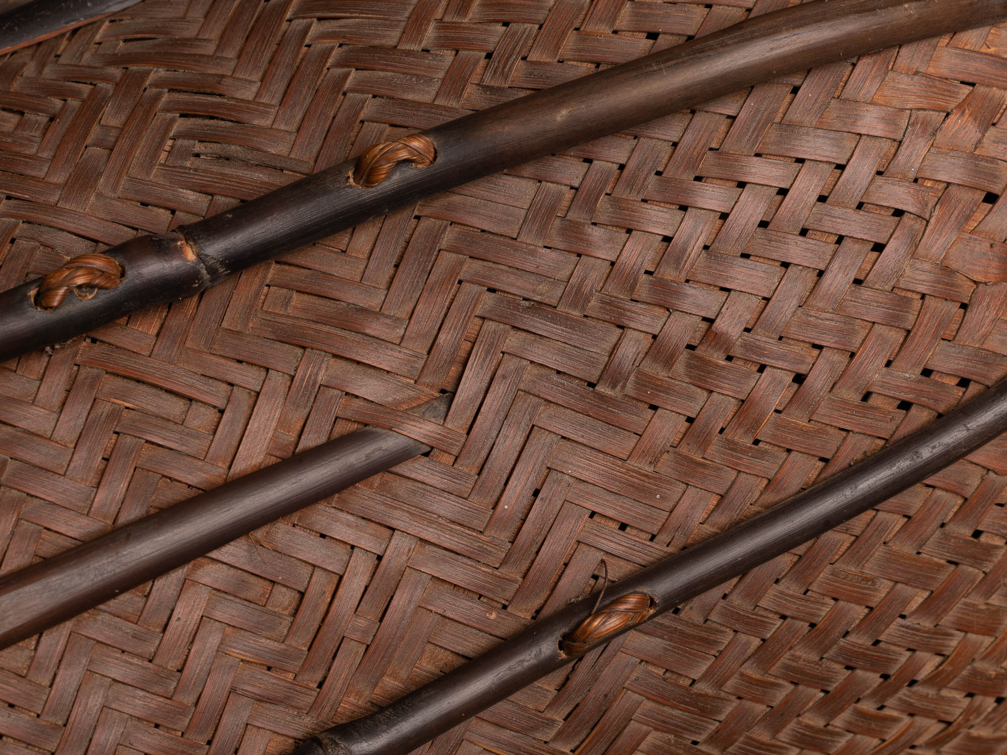 Hanakago, haut panier à anse branchée pour l'ikebana, Japon (Fin ère Meiji / Taishō)..Huge two-tone Hanakago Ikebana bamboo basket with wood handle, Japan (Late Meiji era / Taishō era)