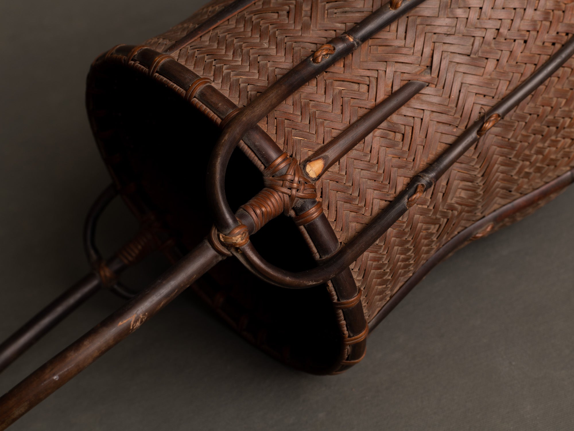 Hanakago, haut panier à anse branchée pour l'ikebana, Japon (Fin ère Meiji / Taishō)..Huge two-tone Hanakago Ikebana bamboo basket with wood handle, Japan (Late Meiji era / Taishō era)