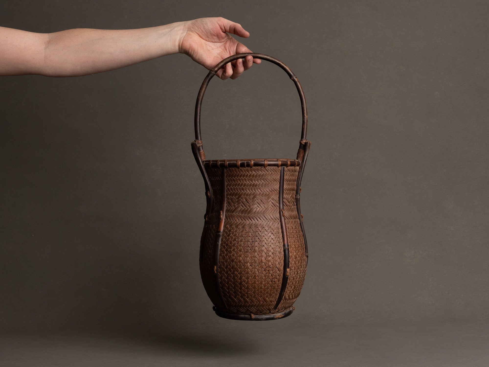 Hanakago, haut panier à anse branchée pour l'ikebana, Japon (Fin ère Meiji / Taishō)..Huge two-tone Hanakago Ikebana bamboo basket with wood handle, Japan (Late Meiji era / Taishō era)