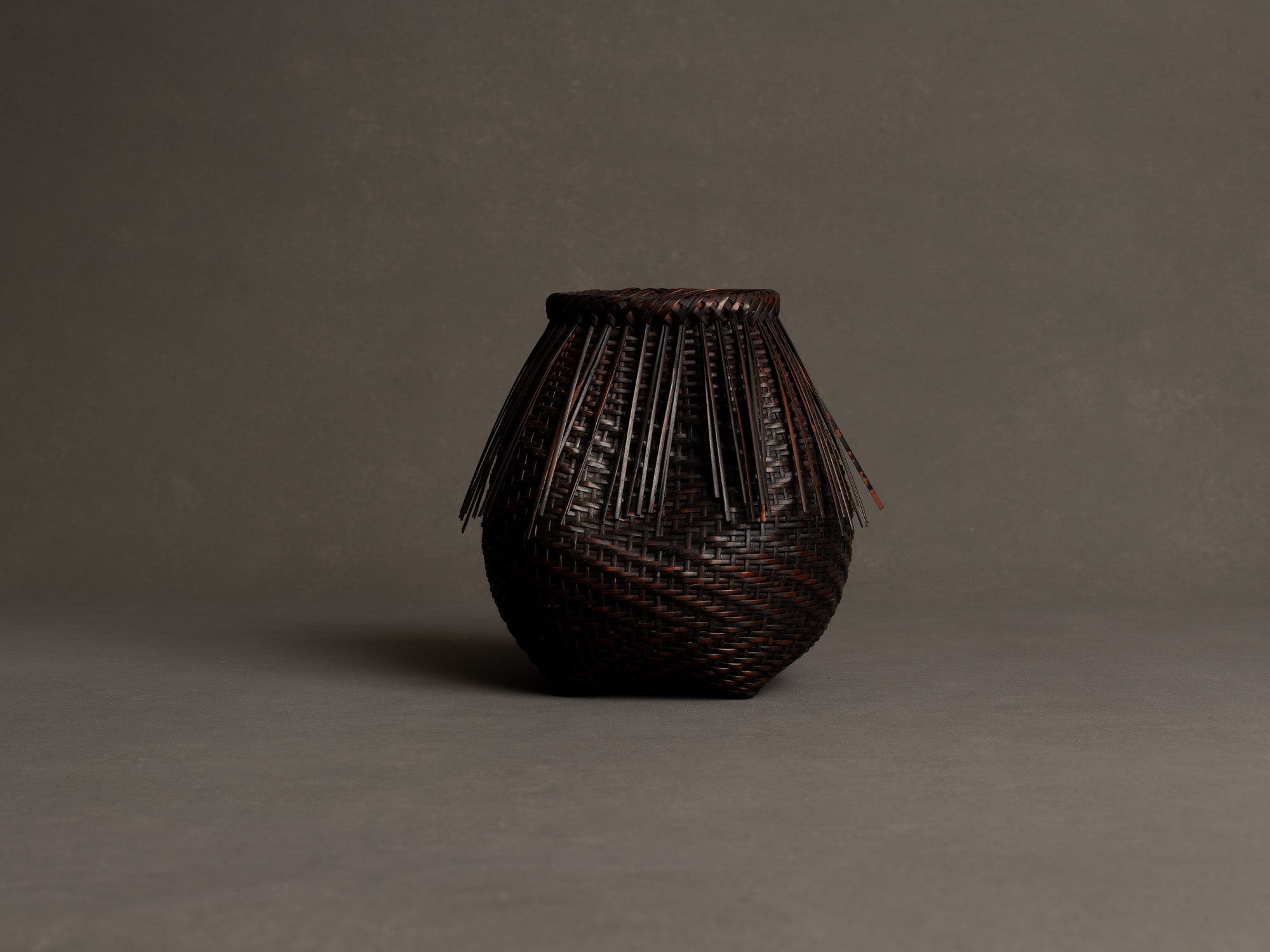 Kakehanakago, panier à suspendre katsurakago pour la cérémonie du thé, Japon (ère Shōwa)..Kakehanakago, Katsura river style hanging basket for tea ceremony, Japan (Shōwa era)