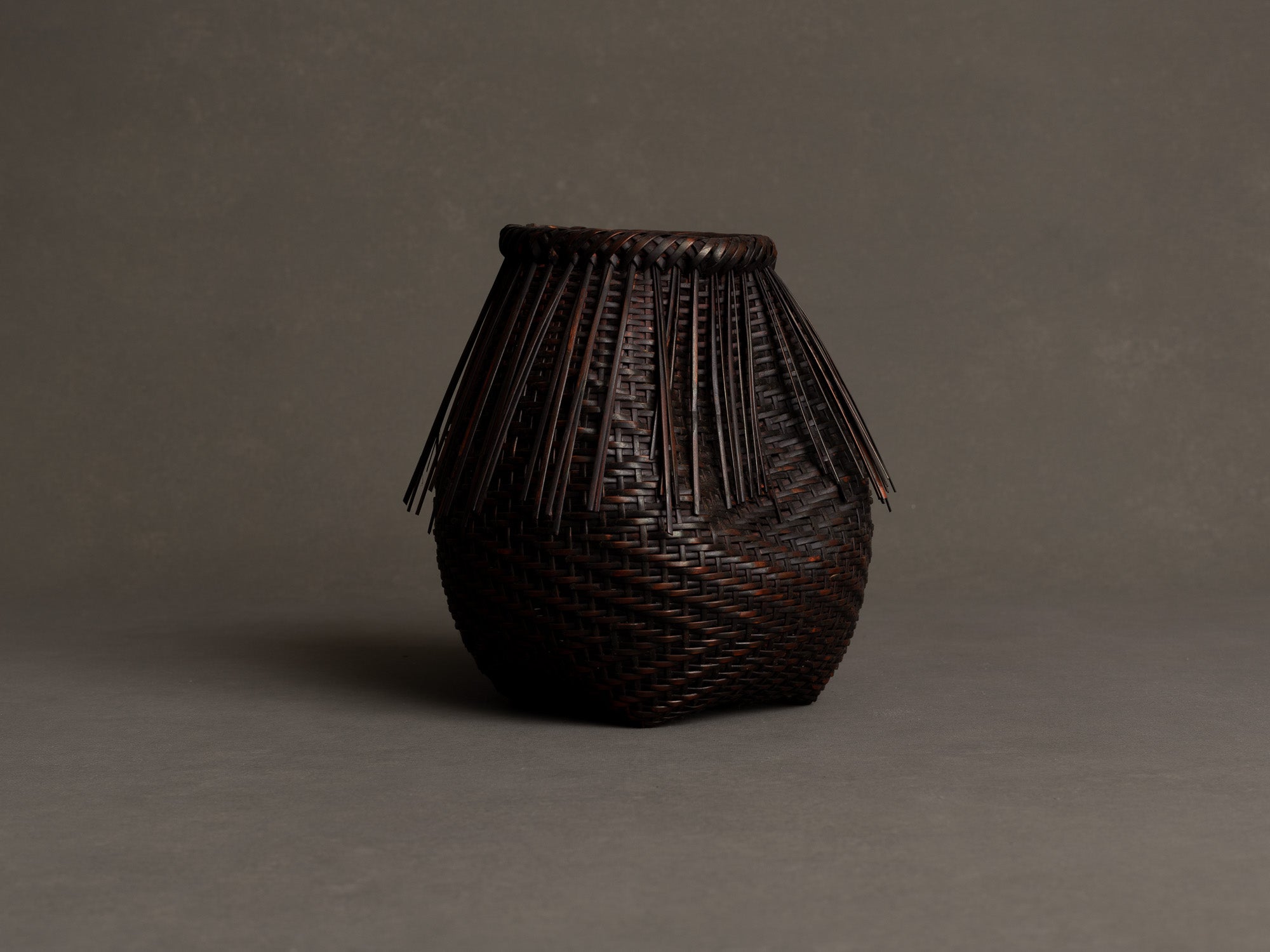 Kakehanakago, panier à suspendre katsurakago pour la cérémonie du thé, Japon (ère Shōwa)..Kakehanakago, Katsura river style hanging basket for tea ceremony, Japan (Shōwa era)