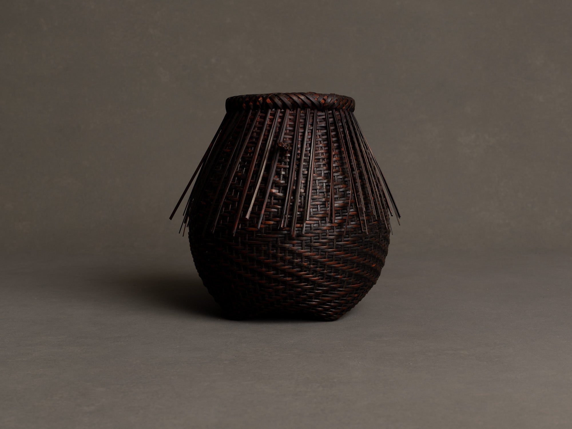 Kakehanakago, panier à suspendre katsurakago pour la cérémonie du thé, Japon (ère Shōwa)..Kakehanakago, Katsura river style hanging basket for tea ceremony, Japan (Shōwa era)
