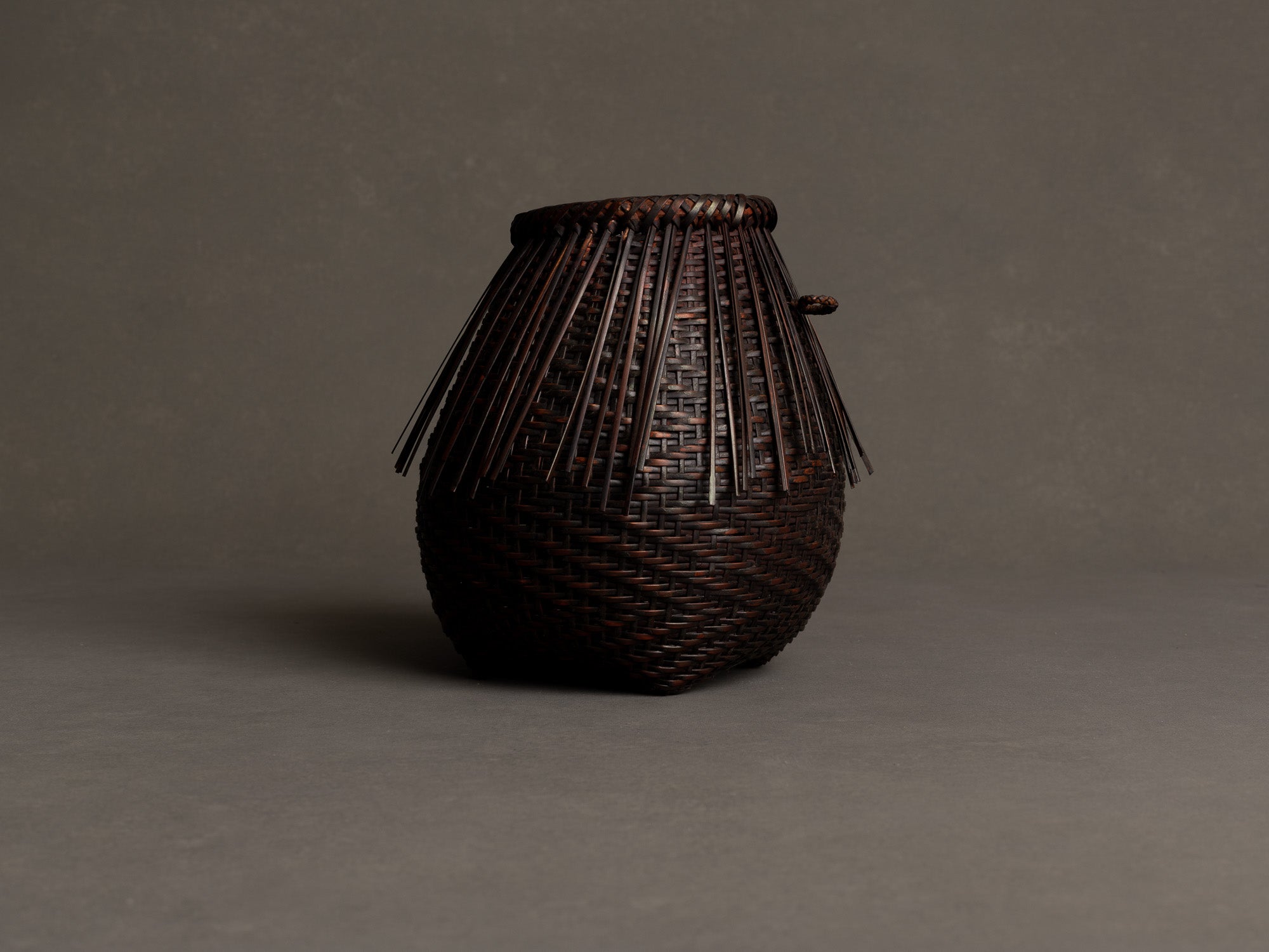 Kakehanakago, panier à suspendre katsurakago pour la cérémonie du thé, Japon (ère Shōwa)..Kakehanakago, Katsura river style hanging basket for tea ceremony, Japan (Shōwa era)