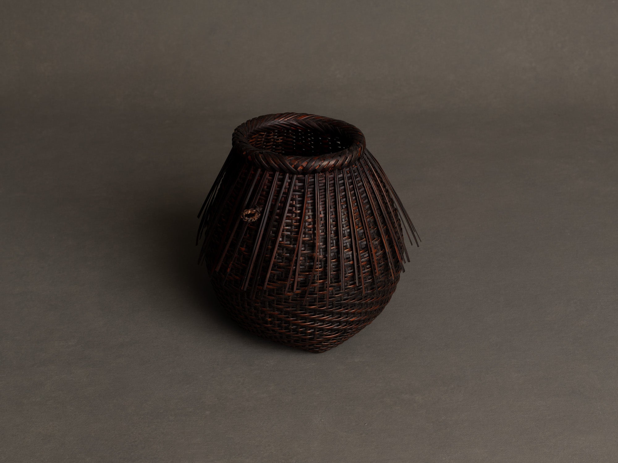 Kakehanakago, panier à suspendre katsurakago pour la cérémonie du thé, Japon (ère Shōwa)..Kakehanakago, Katsura river style hanging basket for tea ceremony, Japan (Shōwa era)