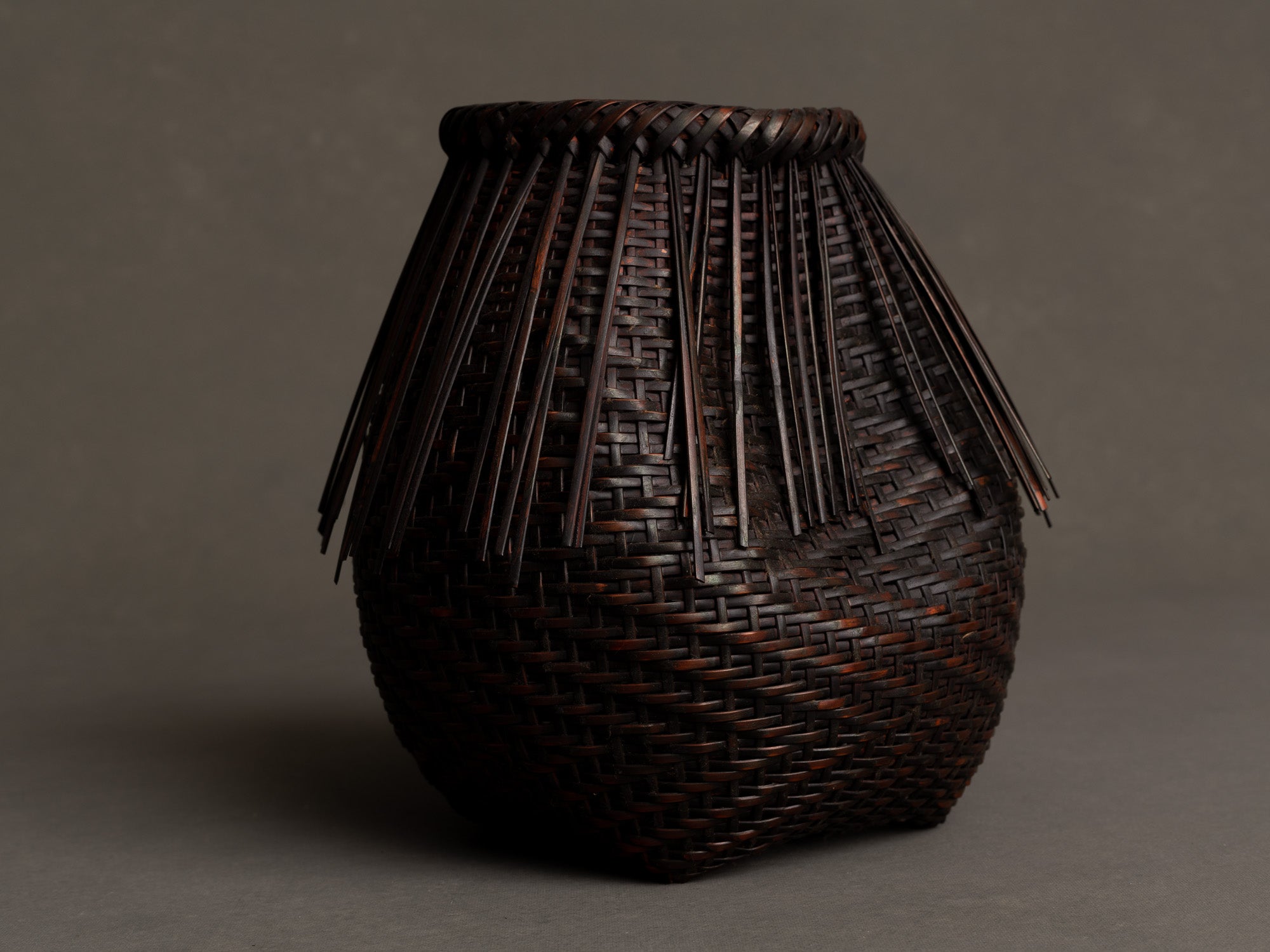 Kakehanakago, panier à suspendre katsurakago pour la cérémonie du thé, Japon (ère Shōwa)..Kakehanakago, Katsura river style hanging basket for tea ceremony, Japan (Shōwa era)
