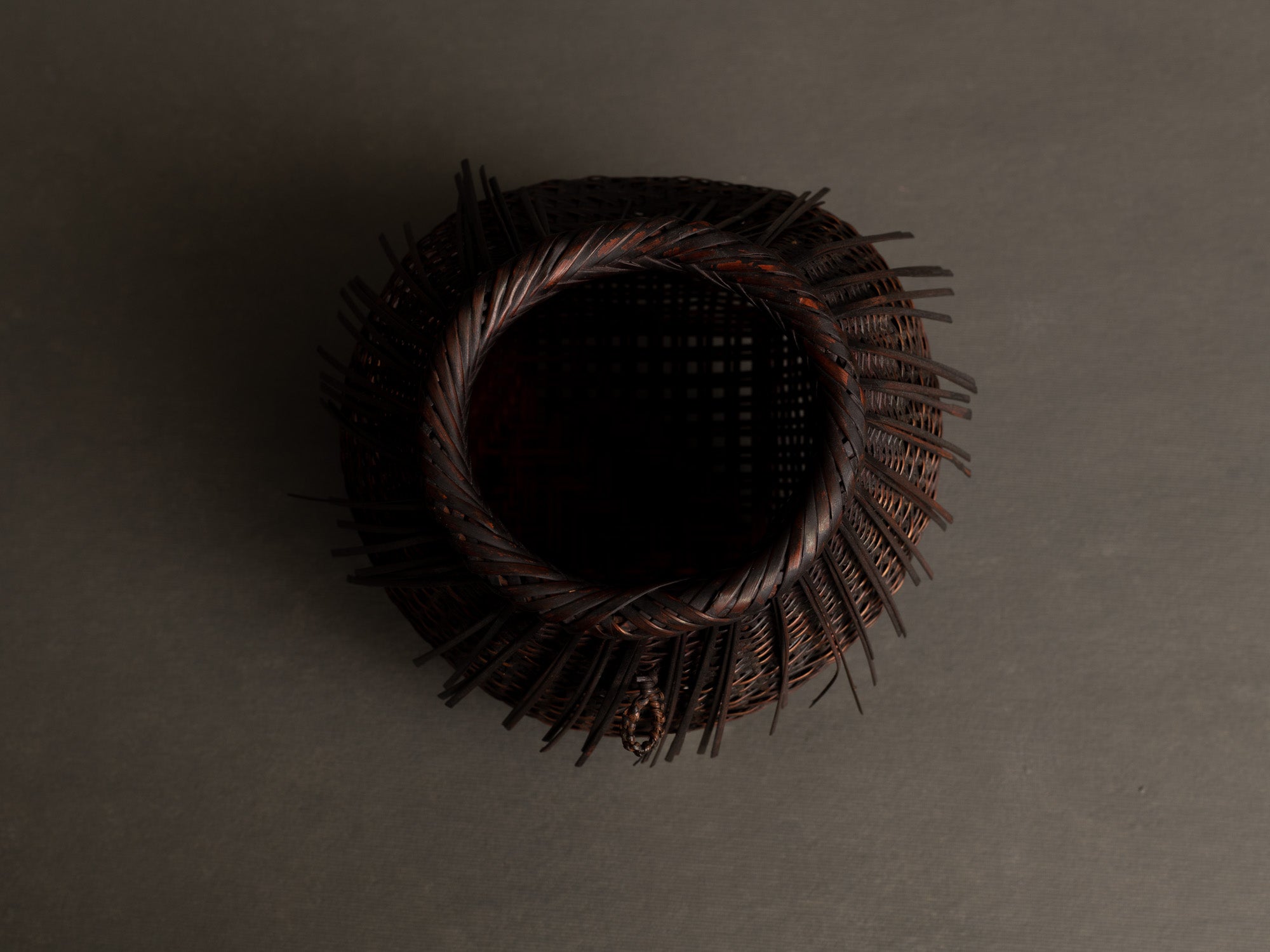 Kakehanakago, panier à suspendre katsurakago pour la cérémonie du thé, Japon (ère Shōwa)..Kakehanakago, Katsura river style hanging basket for tea ceremony, Japan (Shōwa era)