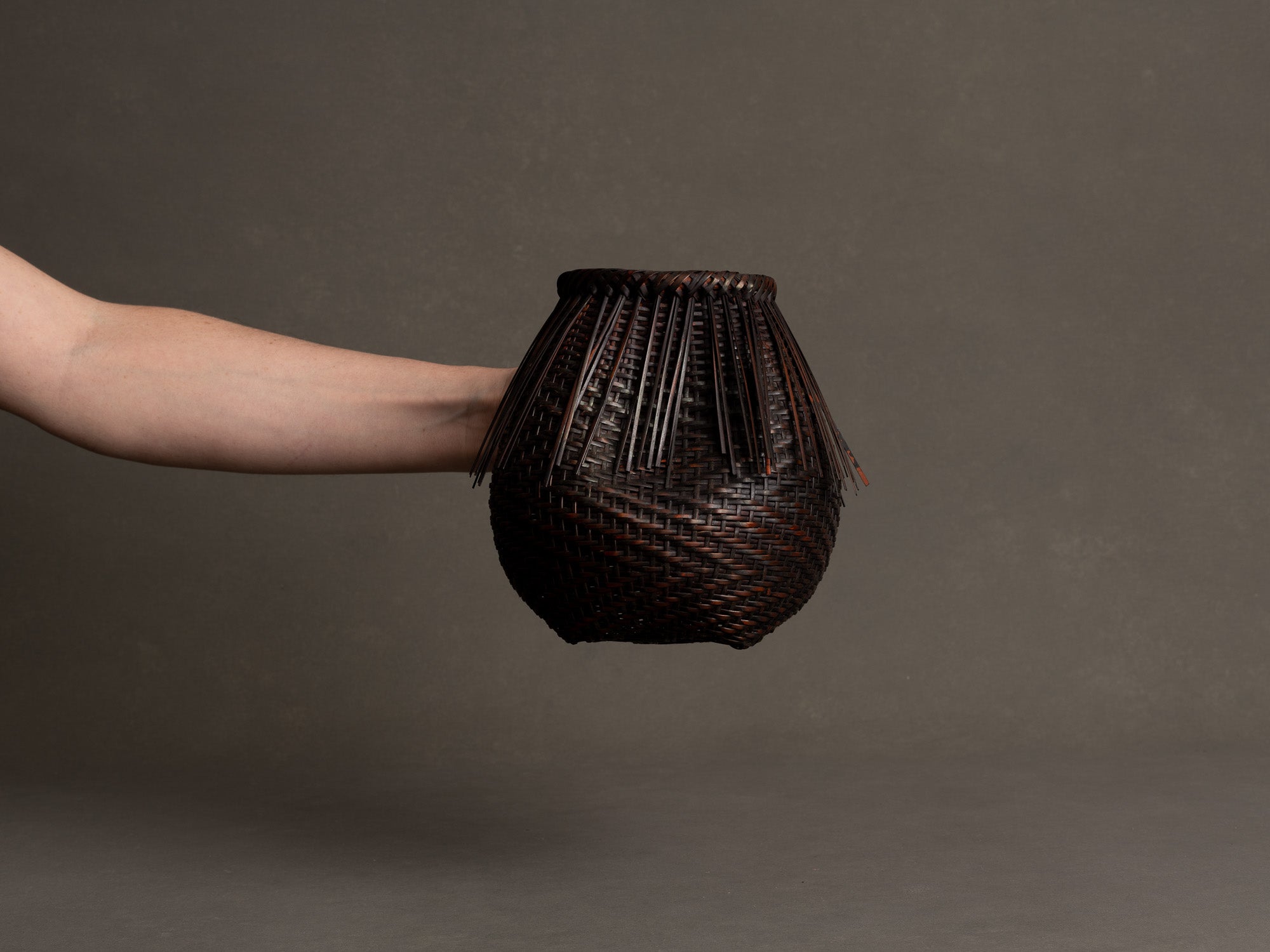Kakehanakago, panier à suspendre katsurakago pour la cérémonie du thé, Japon (ère Shōwa)..Kakehanakago, Katsura river style hanging basket for tea ceremony, Japan (Shōwa era)
