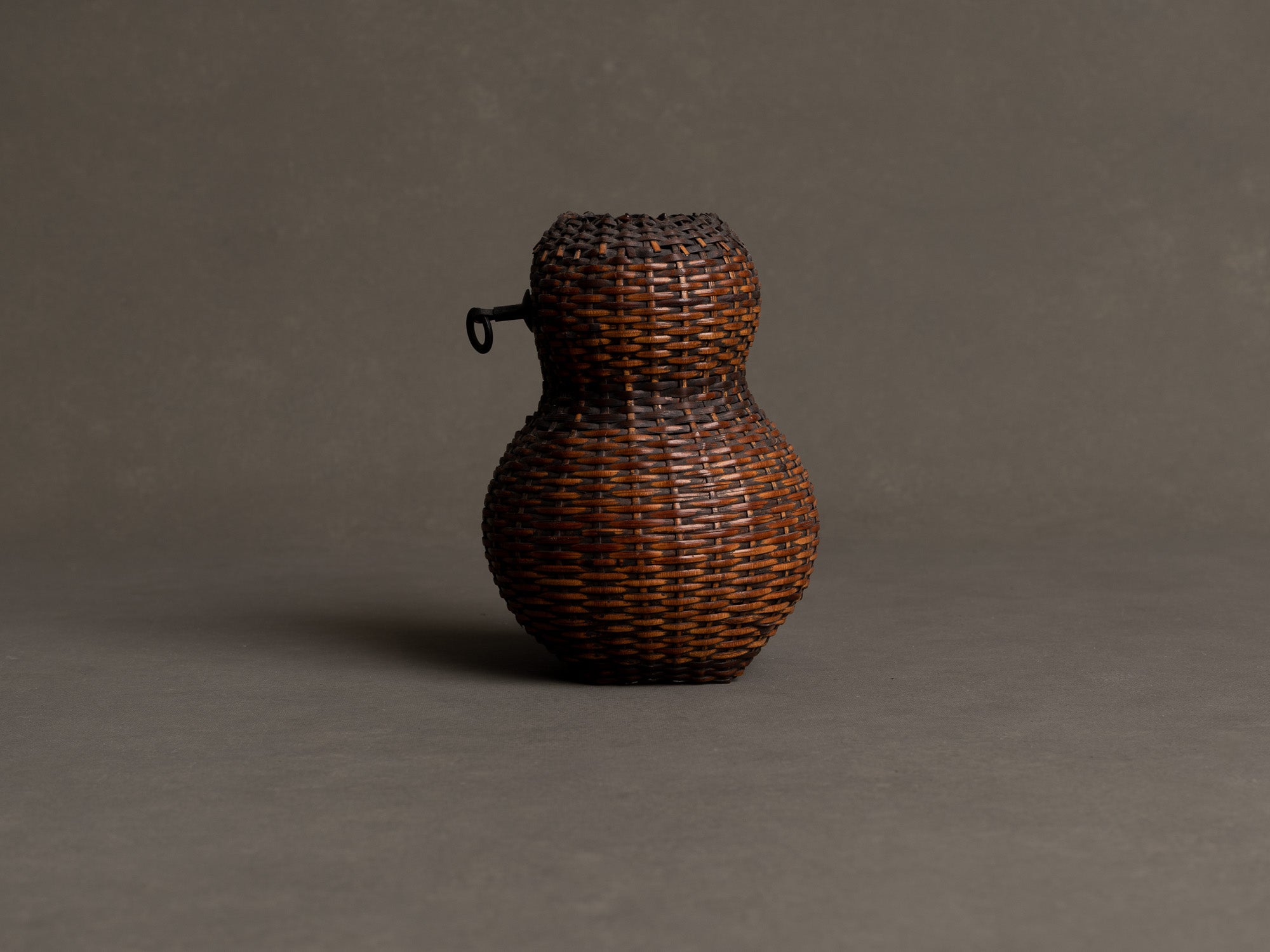Kakehanakago, panier à suspendre de Hohan Iwao pour la cérémonie du thé, Japon (1992)..Kakehanakago, Hohan Iwao hanging basket for tea ceremony, Japan (1992)