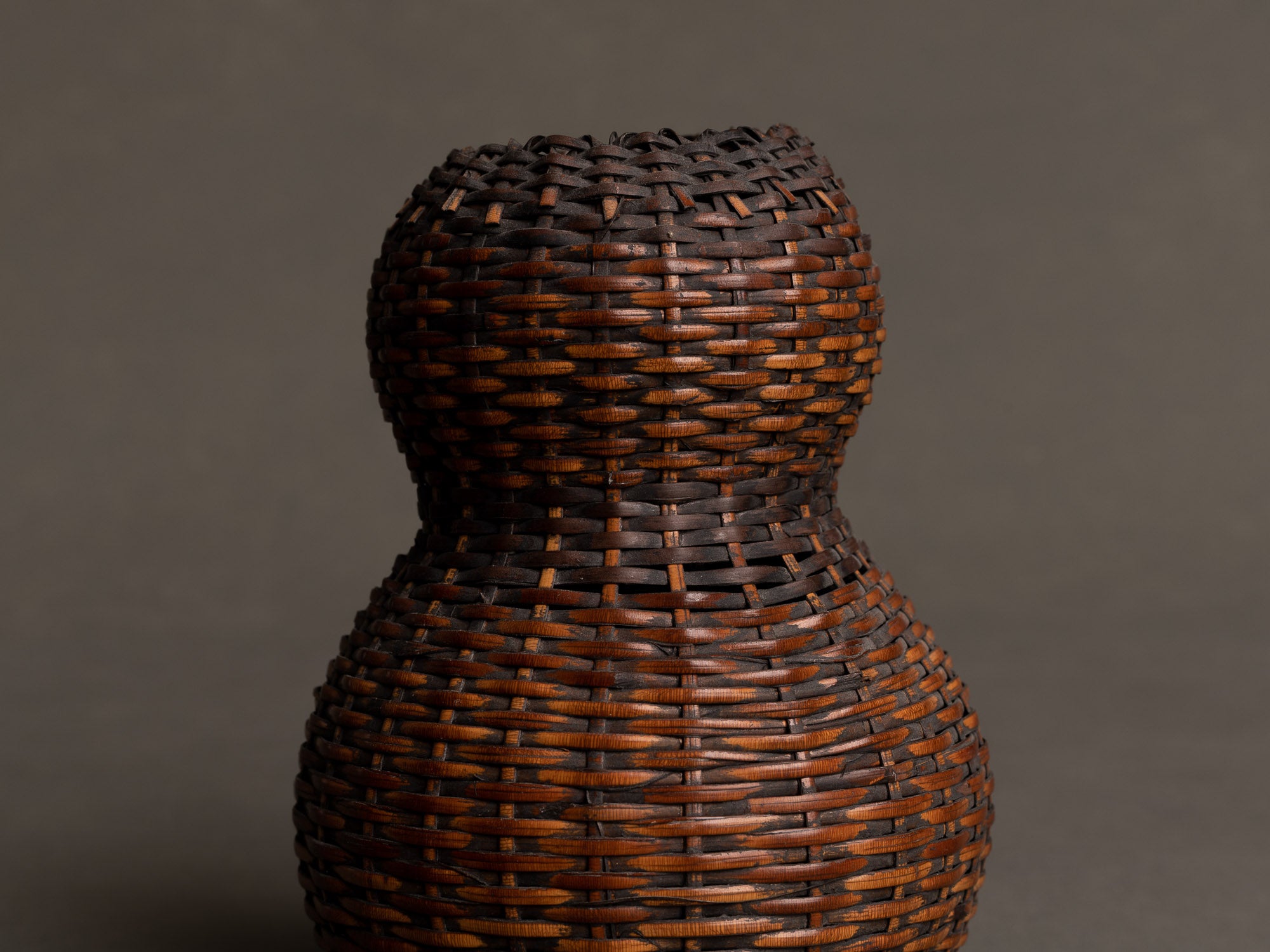 Kakehanakago, panier à suspendre de Hohan Iwao pour la cérémonie du thé, Japon (1992)..Kakehanakago, Hohan Iwao hanging basket for tea ceremony, Japan (1992)