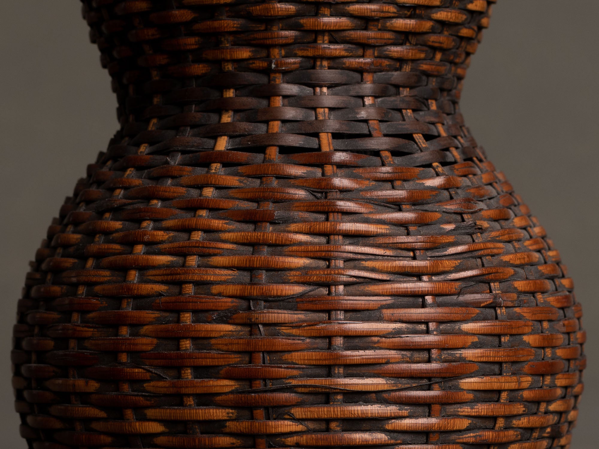 Kakehanakago, panier à suspendre de Hohan Iwao pour la cérémonie du thé, Japon (1992)..Kakehanakago, Hohan Iwao hanging basket for tea ceremony, Japan (1992)