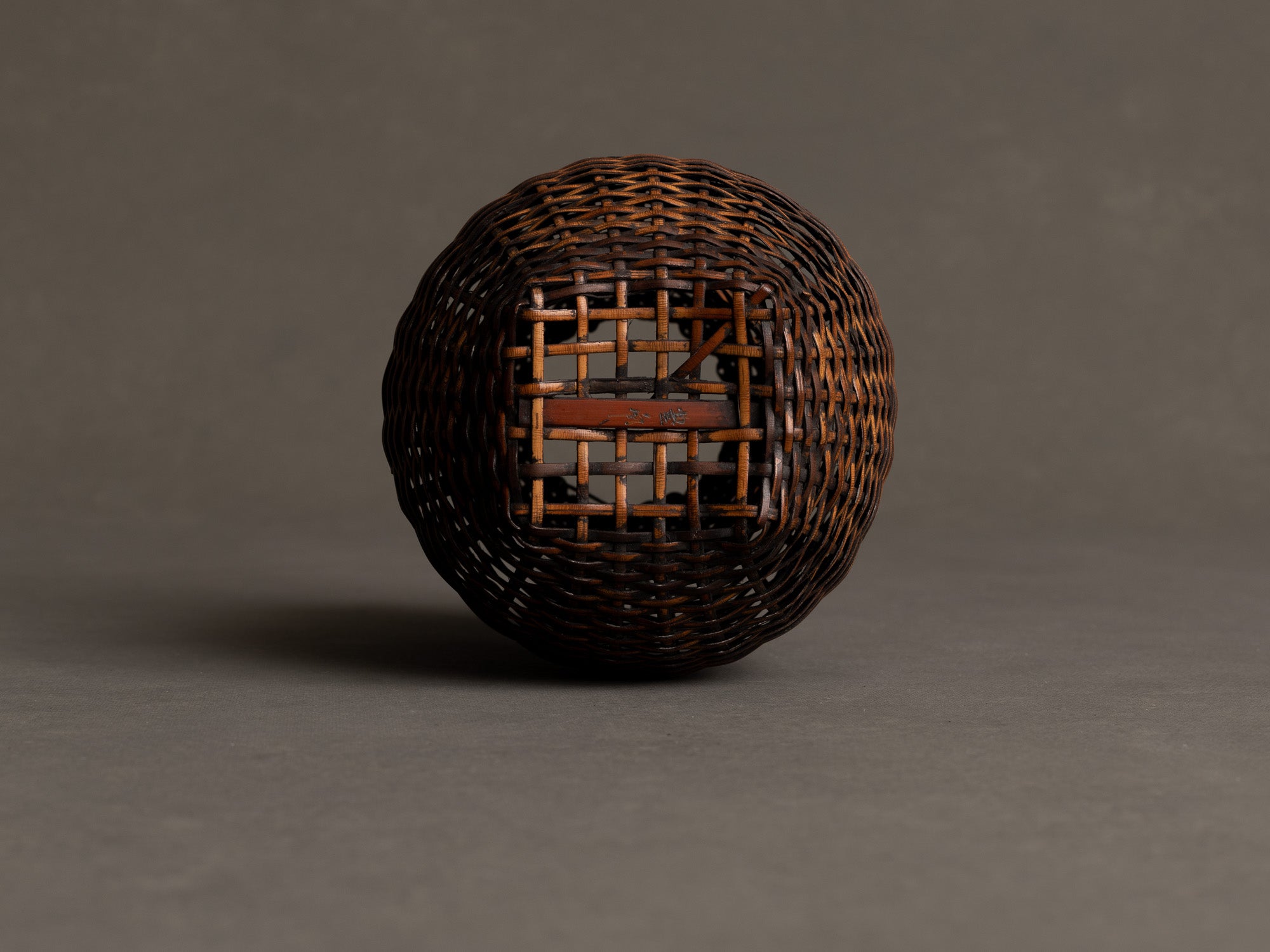 Kakehanakago, panier à suspendre de Hohan Iwao pour la cérémonie du thé, Japon (1992)..Kakehanakago, Hohan Iwao hanging basket for tea ceremony, Japan (1992)