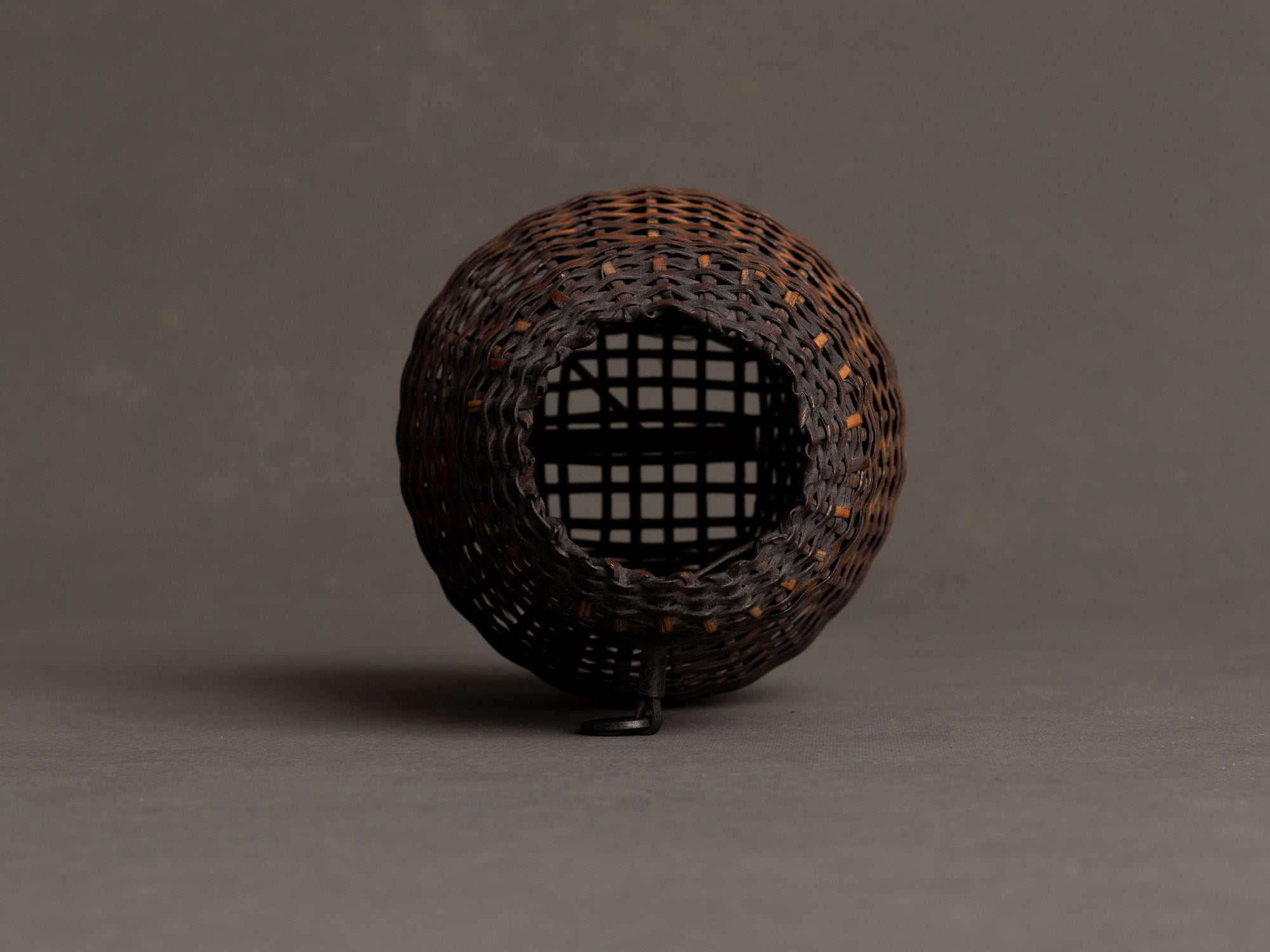 Kakehanakago, panier à suspendre de Hohan Iwao pour la cérémonie du thé, Japon (1992)..Kakehanakago, Hohan Iwao hanging basket for tea ceremony, Japan (1992)